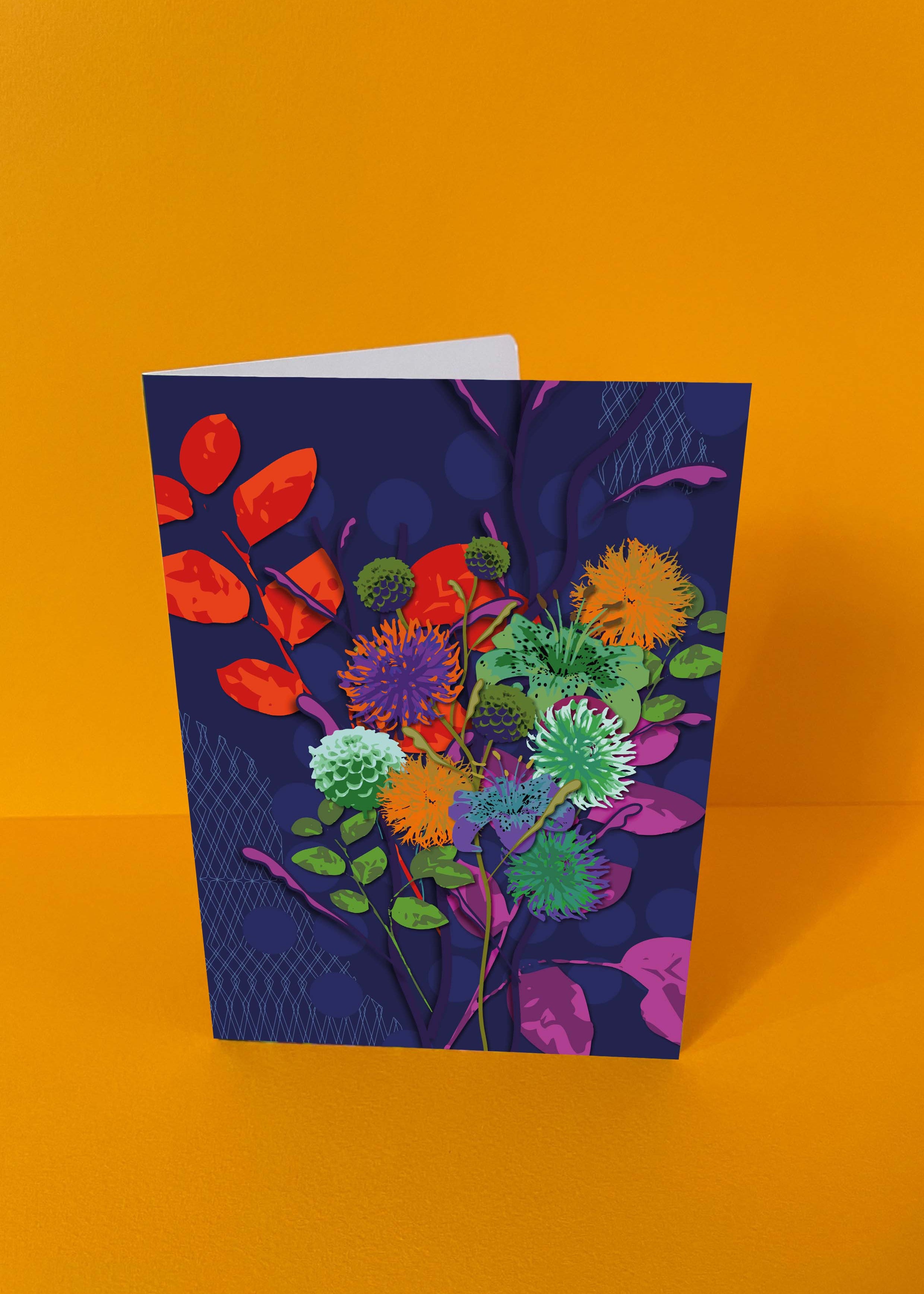 Dubbelgevouwen luxe A5-kaart van Studio LilaLine met op de voorkant een krachtige dahlia in donkerblauw, met accenten van rood en groen – de bloem is groot en gelaagd, met bloemblaadjes die als golven naar buiten krullen. De kleuren geven de kaart een intense, bijna koninklijke uitstraling. De binnenkant is blanco en extra ruim, perfect voor een persoonlijke boodschap met impact.