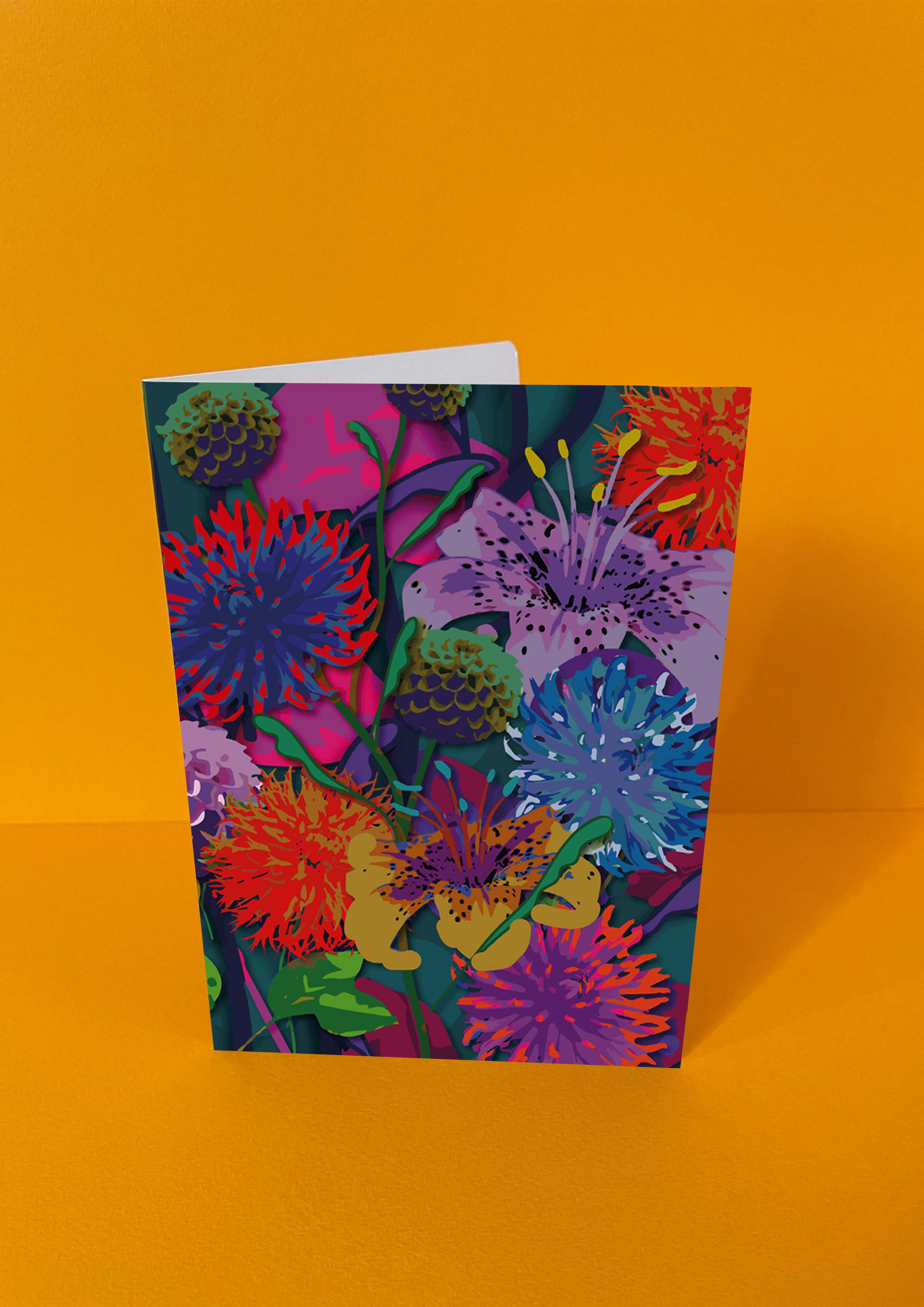 Dubbelgevouwen luxe A5-kaart van Studio LilaLine met op de voorkant een close-up van een dahlia in paars, roze en geel – de bloemvullende compositie laat de lagen bloemblaadjes van dichtbij zien, alsof je midden in het hart van de bloem kijkt. De kleuren zijn warm en intens, met een bijna hypnotiserende gelaagdheid. De binnenkant is blanco en biedt volop ruimte voor een lange, persoonlijke boodschap.