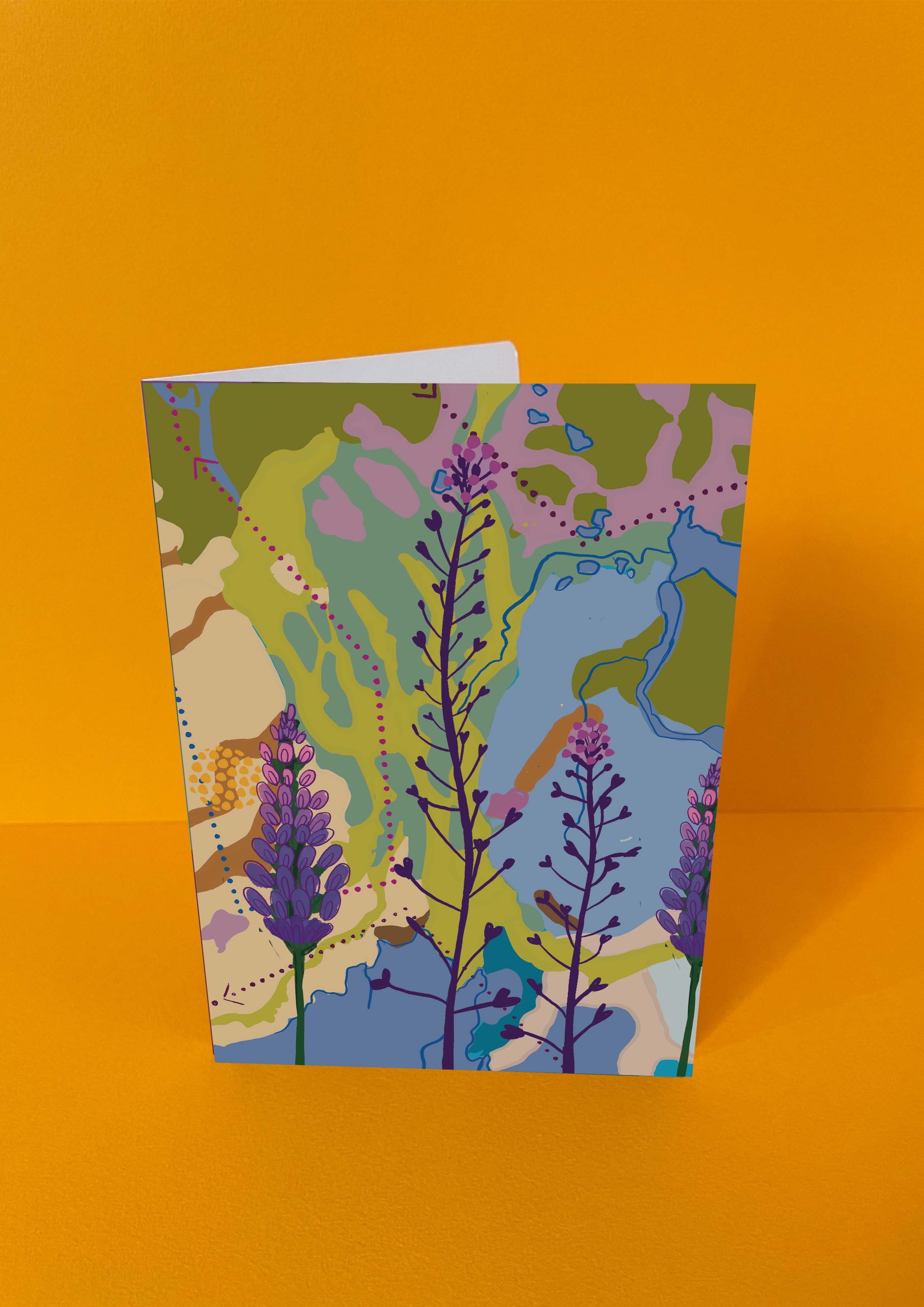 Alt-tekst:
Dubbelgevouwen luxe A5-kaart van Studio LilaLine met op de voorkant een elegante illustratie van vingerhoedskruid in tinten groen, blauw en paars – de bloemstengel buigt sierlijk omlaag, met klokvormige bloemen die als een ketting van belletjes naar beneden hangen. De uitstraling is kalm, botanisch en een tikkeltje magisch. De binnenkant is blanco en biedt volop ruimte voor een liefdevolle of bemoedigende boodschap.