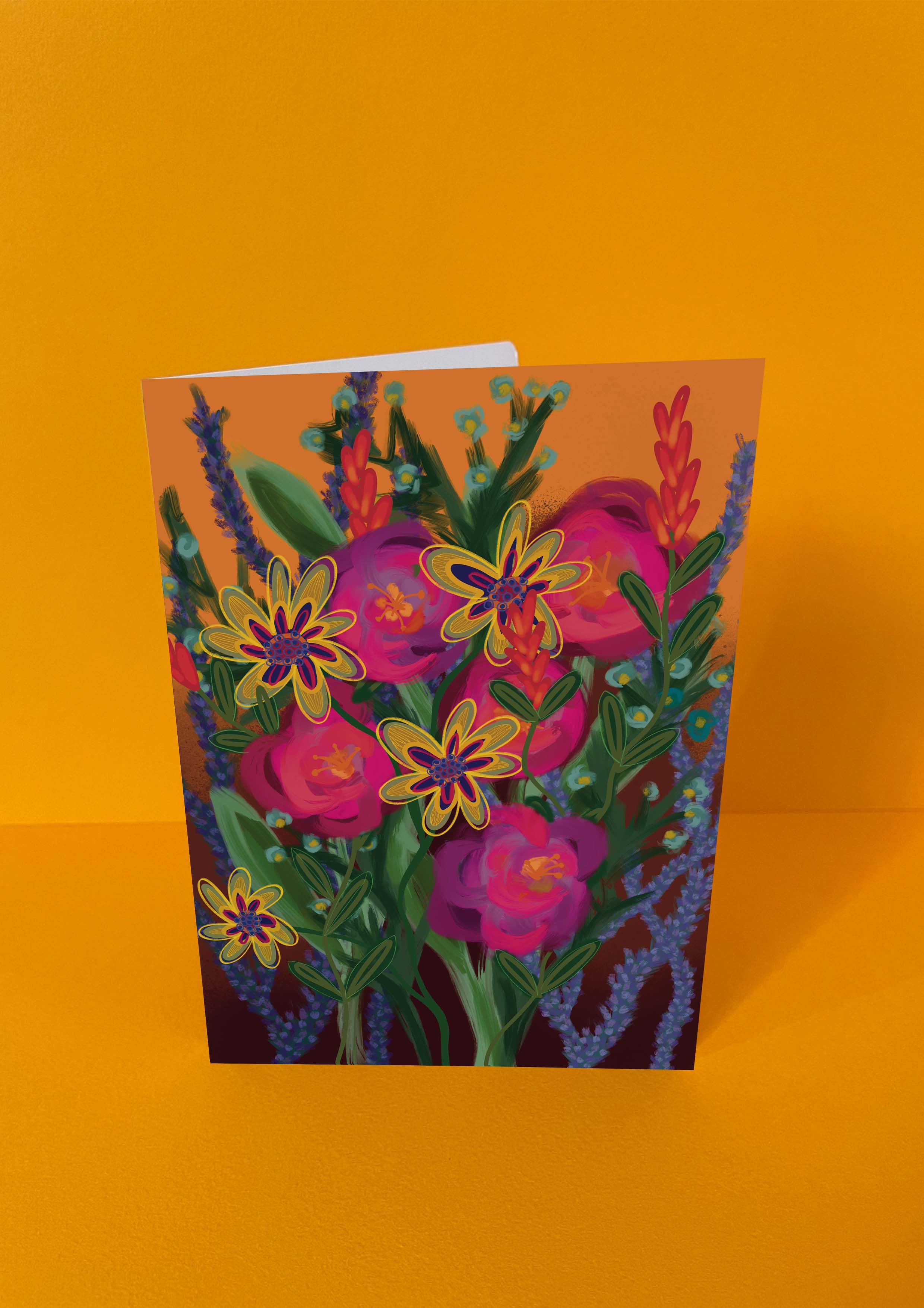 Dubbelgevouwen luxe A5-kaart van Studio LilaLine met op de voorkant een levendige illustratie van een wilde bloem in zonnig geel met accenten van roze – de bloem straalt warmte en vrolijkheid uit, met speelse vormen die dansen op het papier. Het geheel voelt als een zomerse veldbloem vol licht. De binnenkant is blanco en extra ruim, perfect voor een liefdevolle, feestelijke of bemoedigende boodschap.