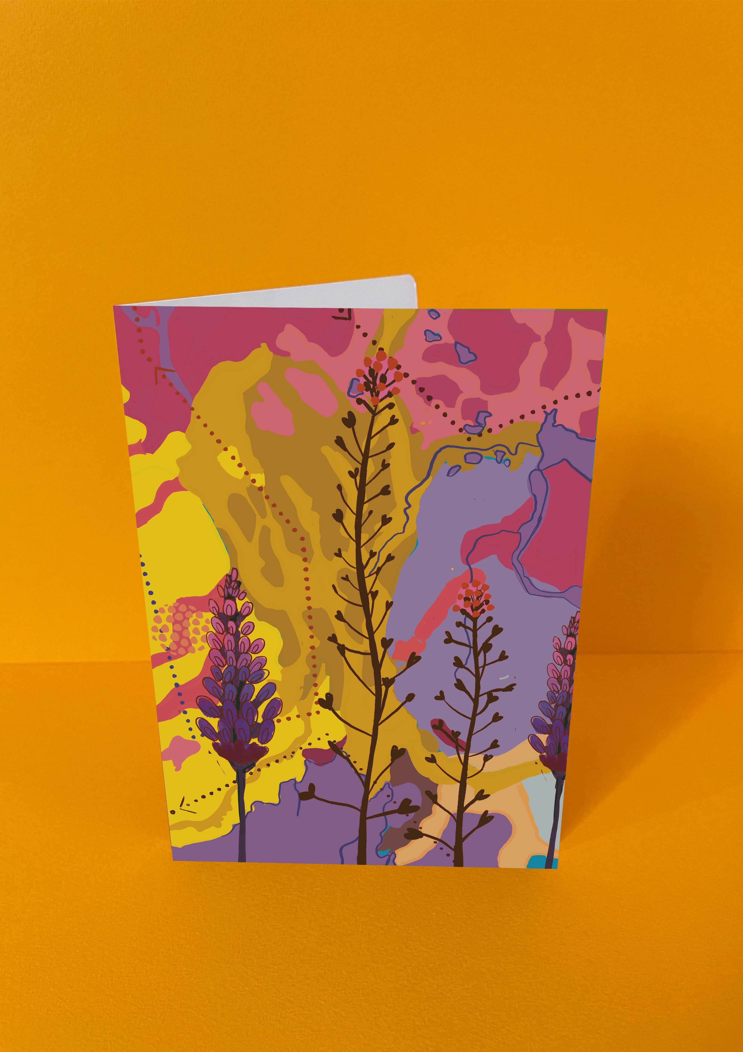Dubbelgevouwen luxe A5-kaart van Studio LilaLine met op de voorkant een sierlijke illustratie van vingerhoedskruid in tinten roze, paars en zachtgeel – de lange bloeistengel buigt elegant omlaag met hangende klokvormige bloemen die rust en verfijning uitstralen. De compositie is zacht en dromerig. De binnenkant is blanco en biedt veel ruimte voor een warme, persoonlijke boodschap.