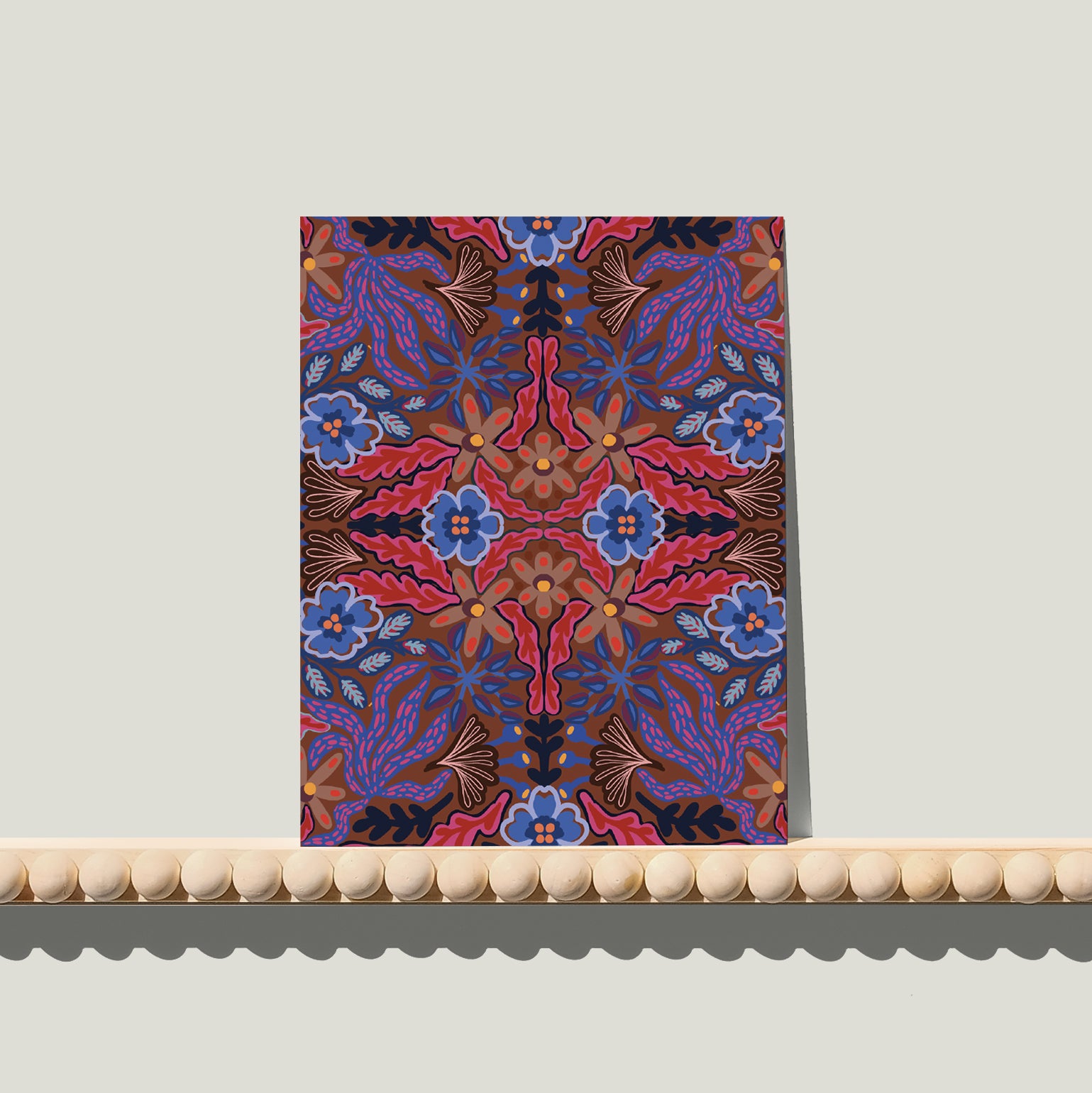 Enkele A6-kaart van Studio LilaLine met een symmetrische bloemenprint op de voorkant – het ontwerp toont spiegelende bloemvormen in diepe blauwtinten met accenten van rood. De vormen zijn sierlijk en ritmisch, alsof twee bloemen tegenover elkaar in een dans zijn bevroren. De kleuren geven de kaart een levendige maar toch harmonieuze uitstraling. Op de achterkant is ruimte voor een persoonlijke boodschap.