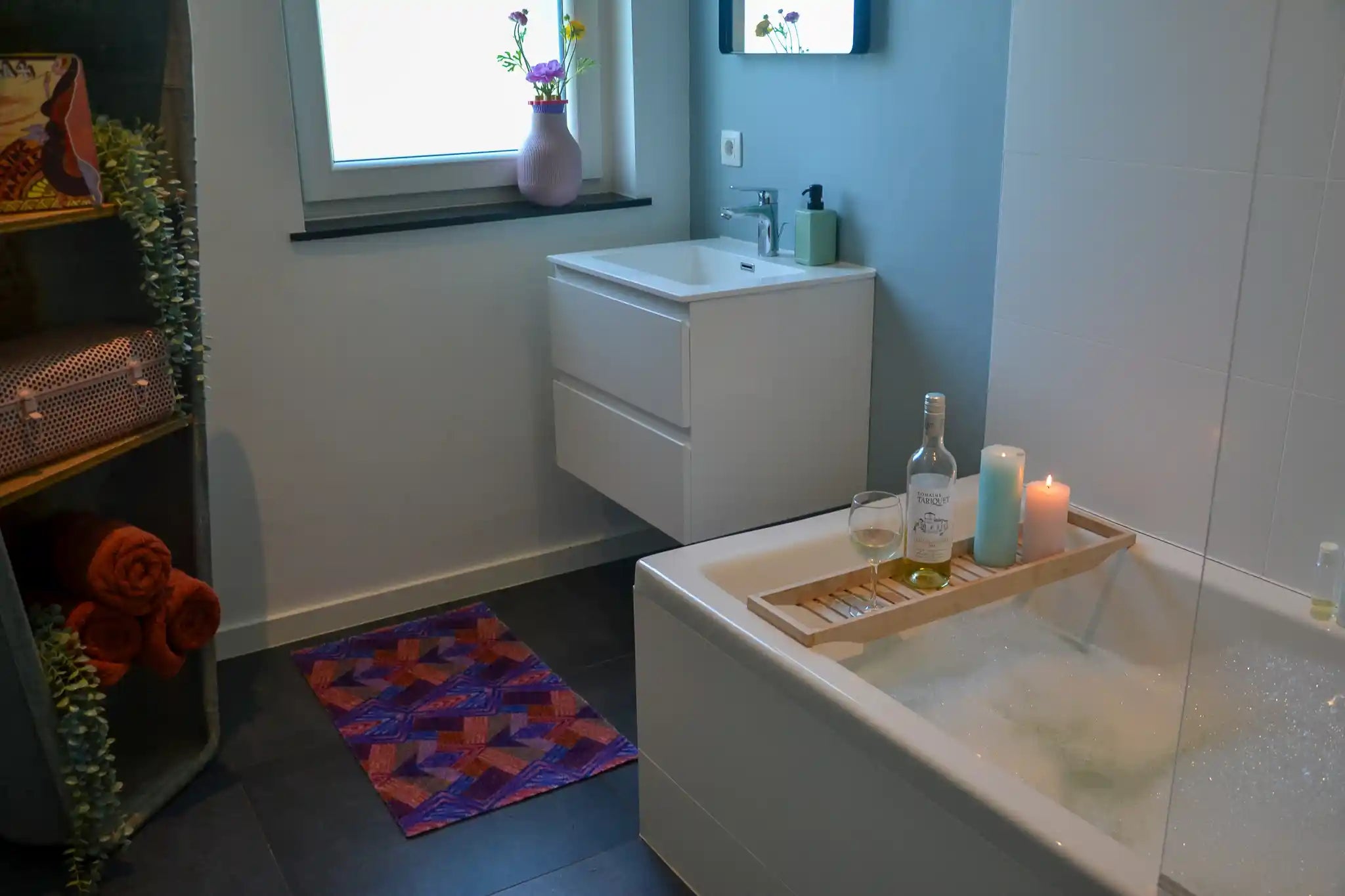 Zachte, goed absorberende badmat van Studio LilaLine met een grafisch diamantpatroon in paarse en roze tinten – de vormen zijn ritmisch en speels, met een vrolijke retro-uitstraling. De kleuren zorgen voor een warme, levendige sfeer in de badkamer. Heerlijk comfortabel onder je voeten na het douchen.