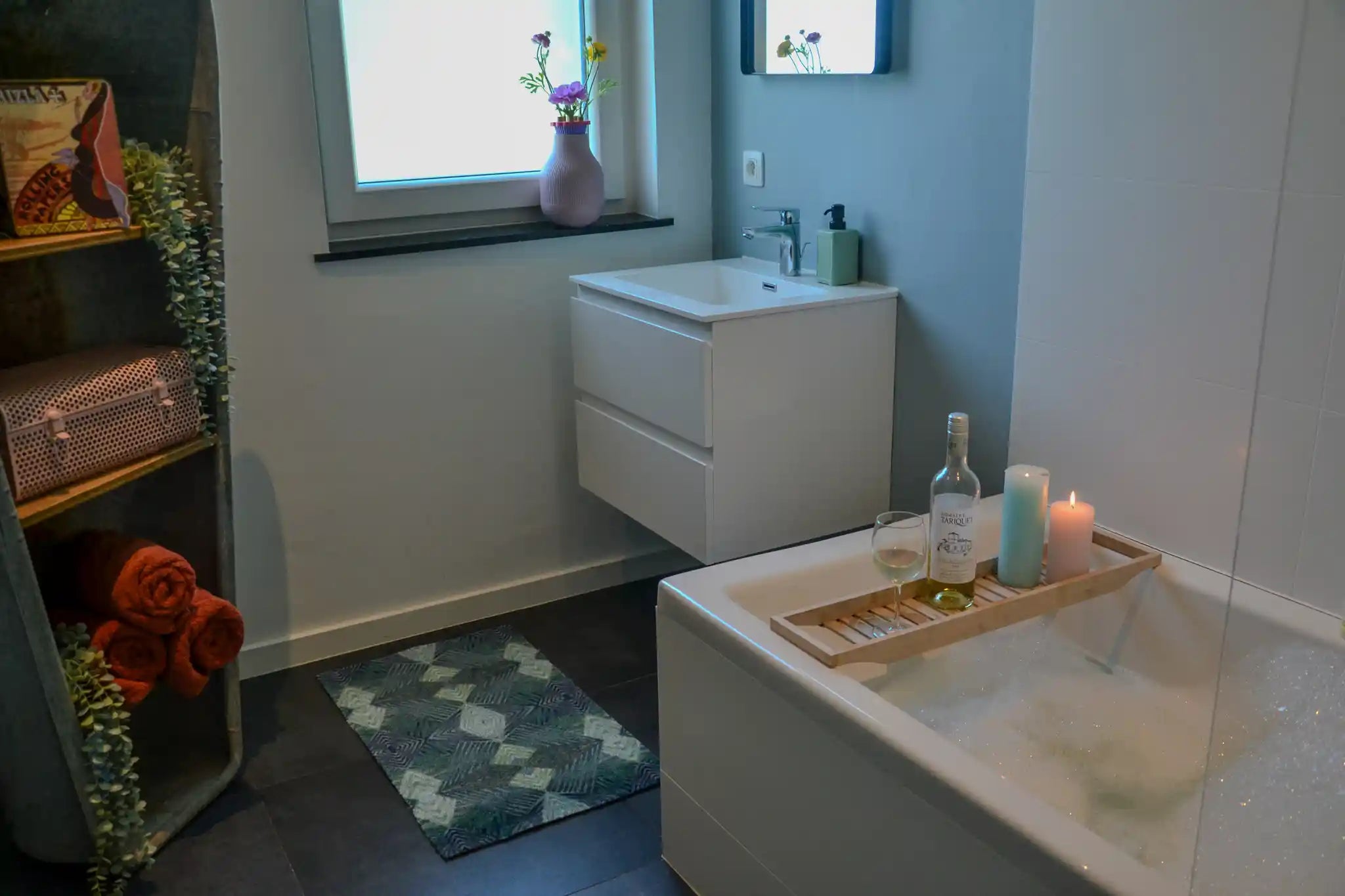Zachte, waterabsorberende badmat van Studio LilaLine met een grafisch diamantpatroon in tinten petrol, blauw en groen – het ontwerp bestaat uit ritmische lijnen en geometrische vormen die samen een kalme, frisse uitstraling geven. De mat voelt aangenaam onder blote voeten en brengt kleur en stijl in de badkamer.