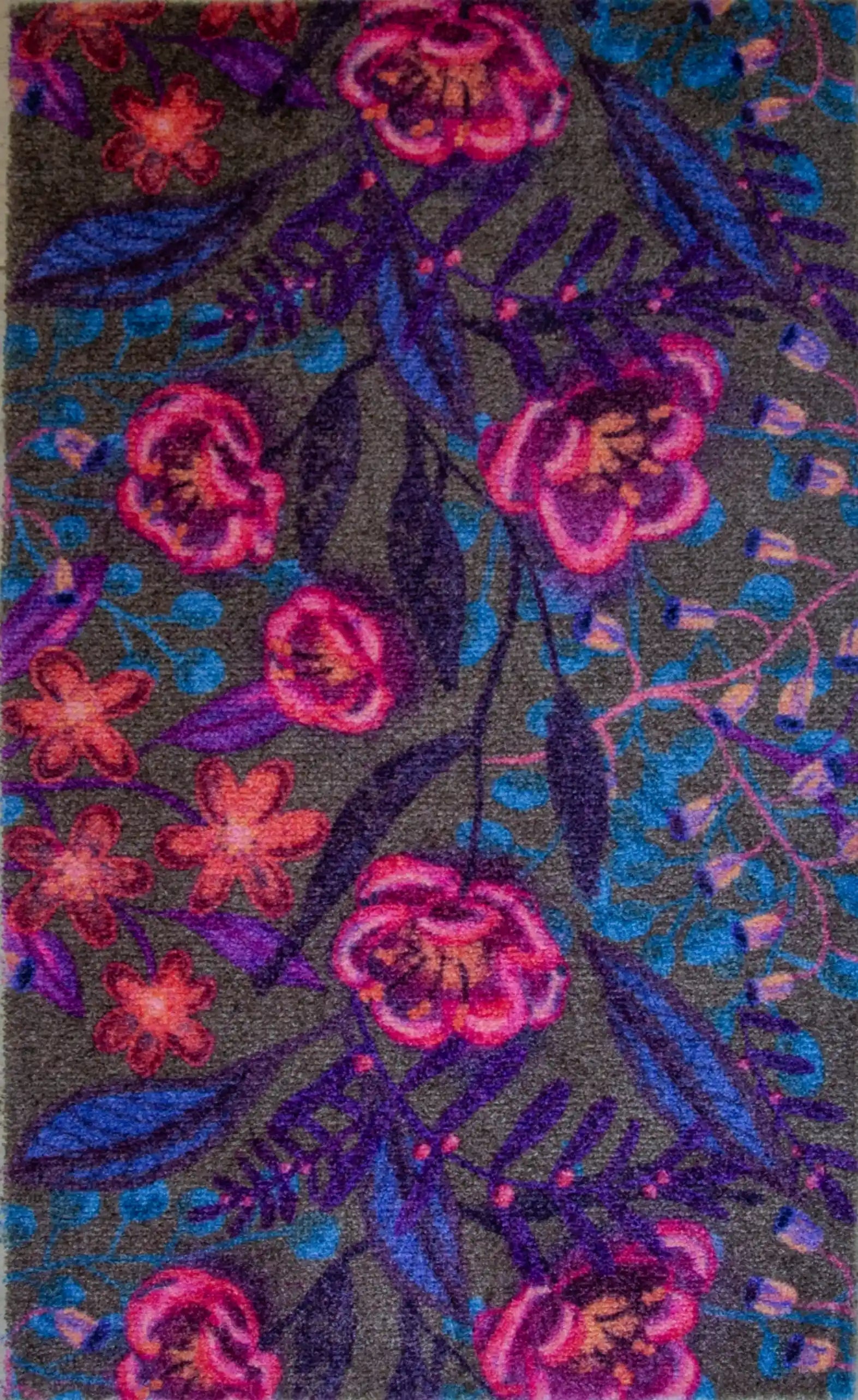 Zachte en goed absorberende badmat van Studio LilaLine met een dromerige bloemenprint in sepia, roze en blauw – het ontwerp toont sierlijke bloemvormen met een zachte, bijna vintage uitstraling. De kleuren zijn warm en rustgevend, perfect om een kalme sfeer te brengen in de badkamer. De mat voelt aangenaam en comfortabel onder je voeten.