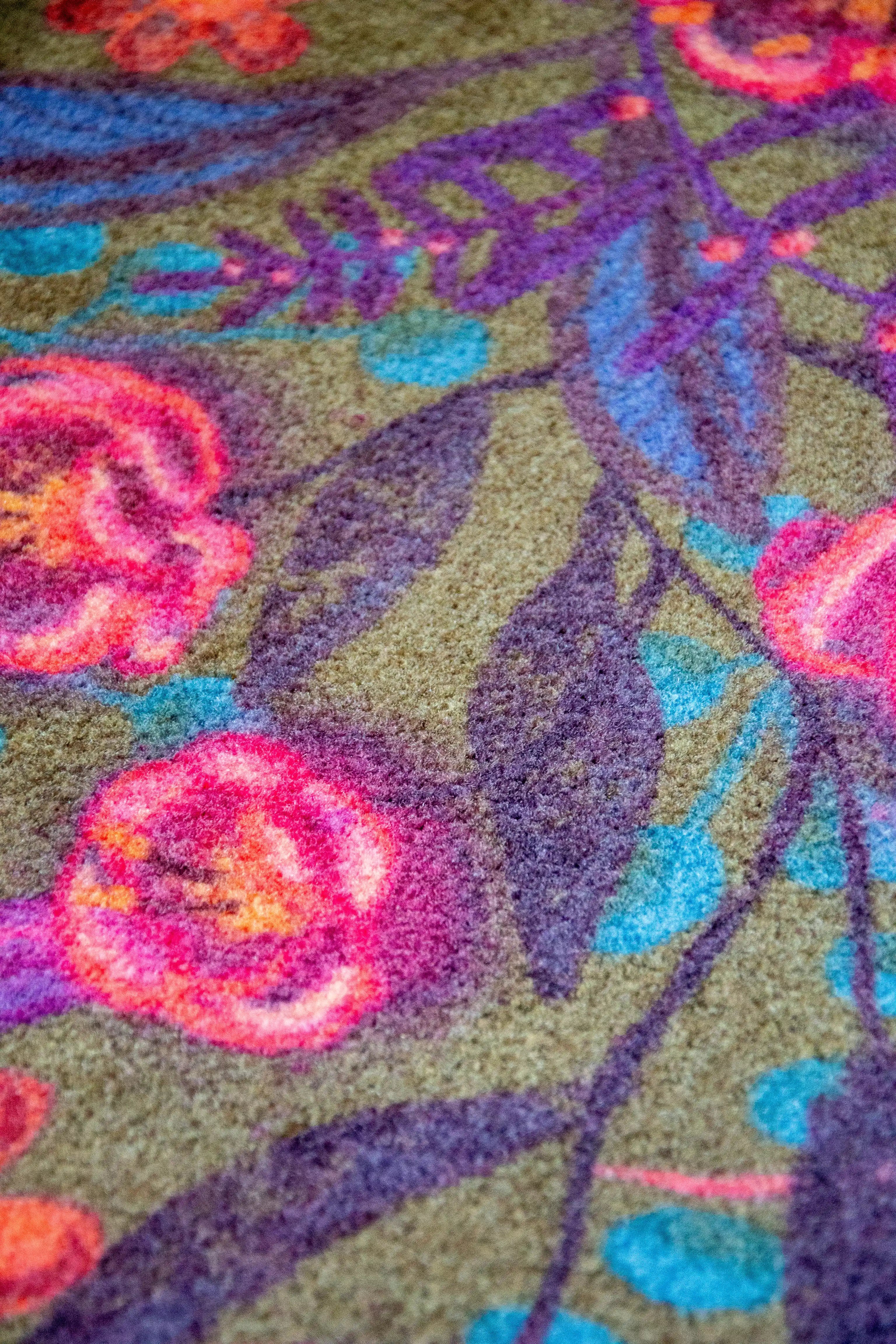Zachte en goed absorberende badmat van Studio LilaLine met een dromerige bloemenprint in sepia, roze en blauw – het ontwerp toont sierlijke bloemvormen met een zachte, bijna vintage uitstraling. De kleuren zijn warm en rustgevend, perfect om een kalme sfeer te brengen in de badkamer. De mat voelt aangenaam en comfortabel onder je voeten.
