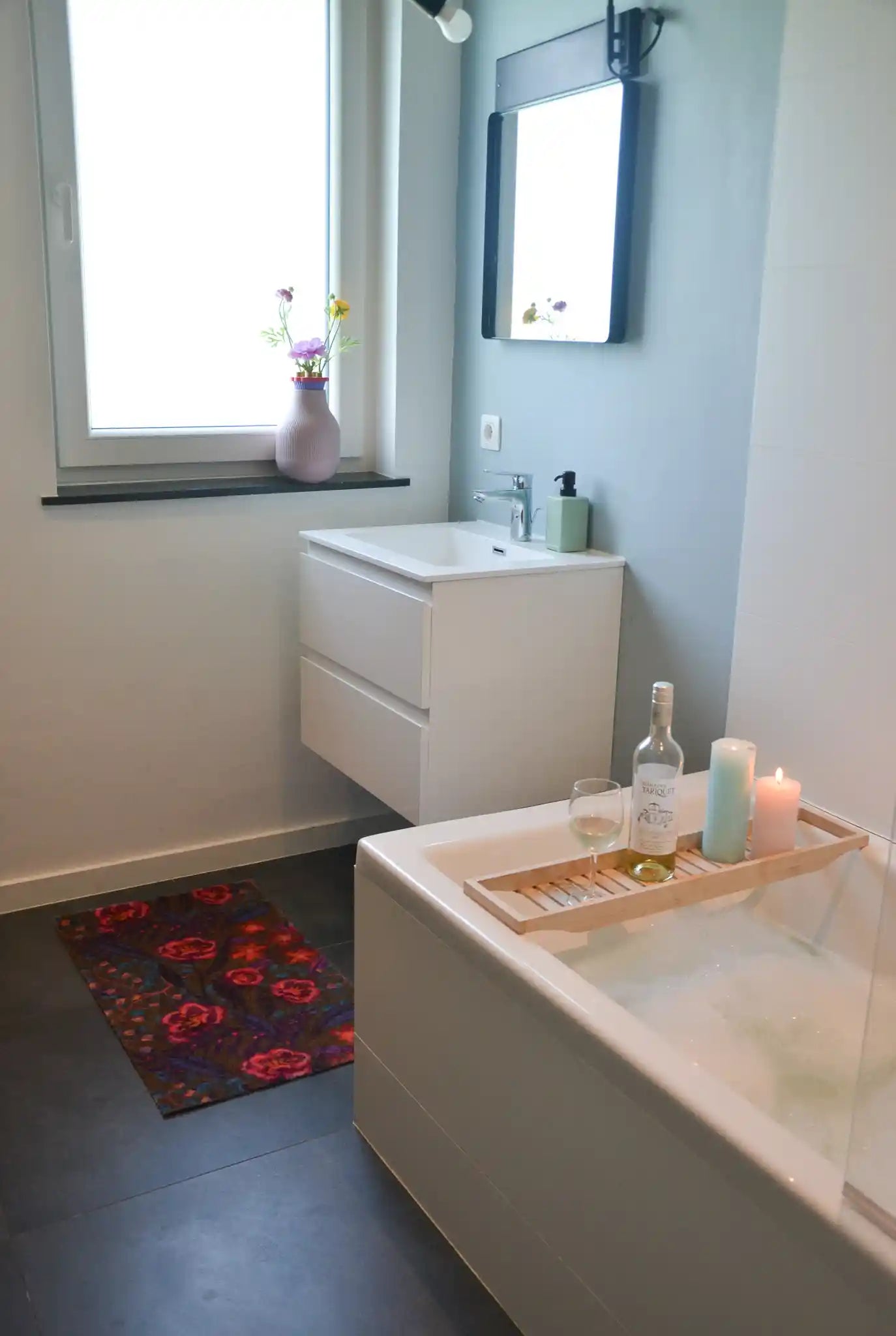 Zachte en goed absorberende badmat van Studio LilaLine met een dromerige bloemenprint in sepia, roze en blauw – het ontwerp toont sierlijke bloemvormen met een zachte, bijna vintage uitstraling. De kleuren zijn warm en rustgevend, perfect om een kalme sfeer te brengen in de badkamer. De mat voelt aangenaam en comfortabel onder je voeten.