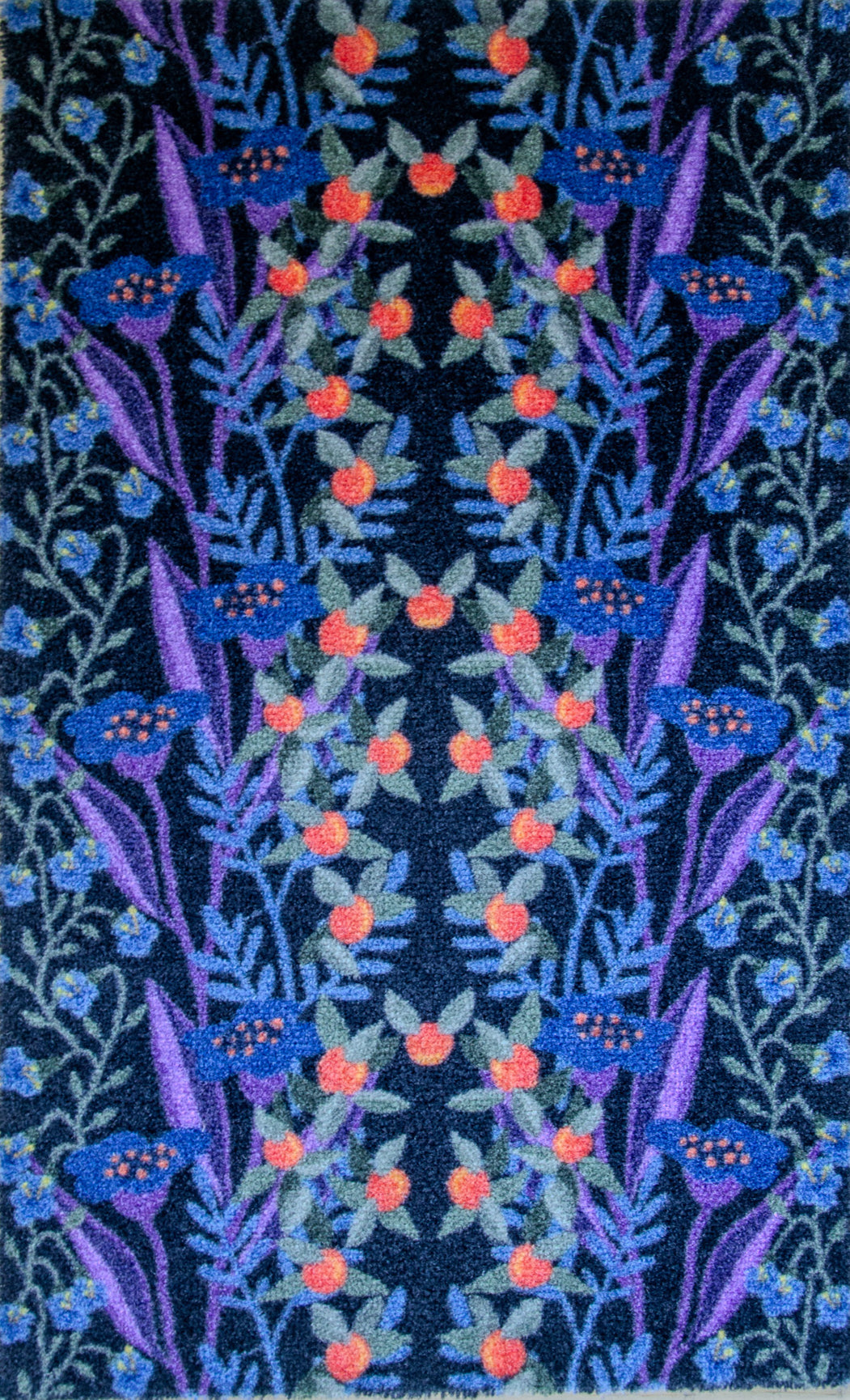 Zachte, waterabsorberende badmat van Studio LilaLine met een gestileerde bessenprint in zwart, blauw en rood – het ontwerp toont organische vormen die speels over de mat verspreid liggen, met een grafische uitstraling en diepe kleuren. De mat voelt comfortabel aan onder de voeten en brengt een stoer, stijlvol accent in de badkamer.