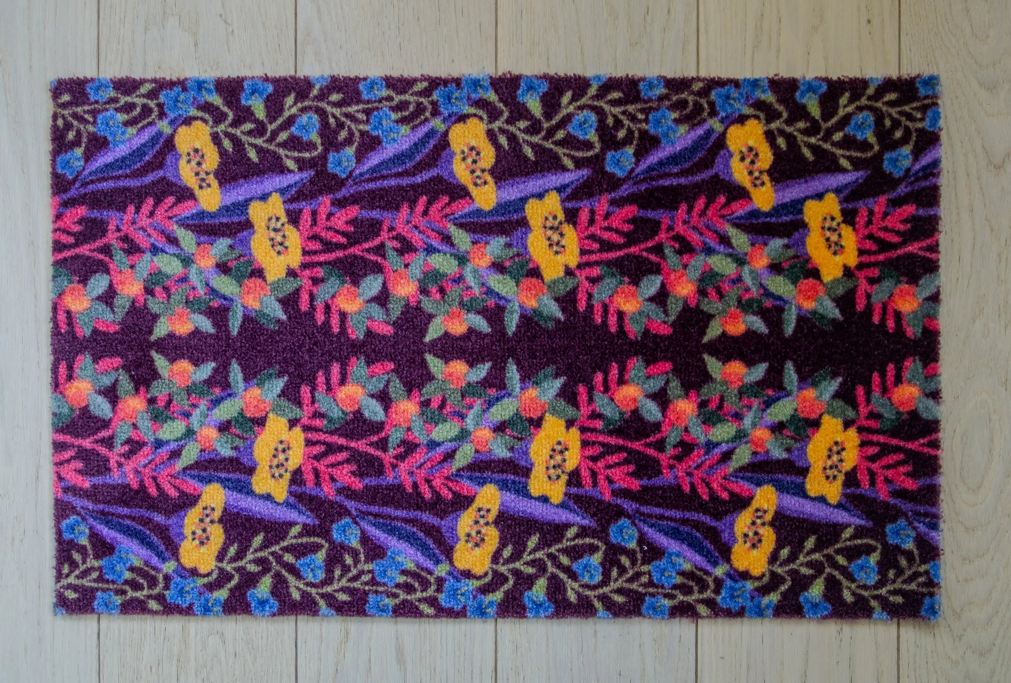 Zachte, waterabsorberende badmat van Studio LilaLine met een vrolijke bessenprint in rood, geel en blauw – het patroon toont ronde, grafische vormen die speels over het oppervlak verdeeld zijn, als een modern, kleurrijk bessenveld. De kleuren brengen warmte en energie in de badkamer, terwijl de mat heerlijk zacht aanvoelt onder de voeten.