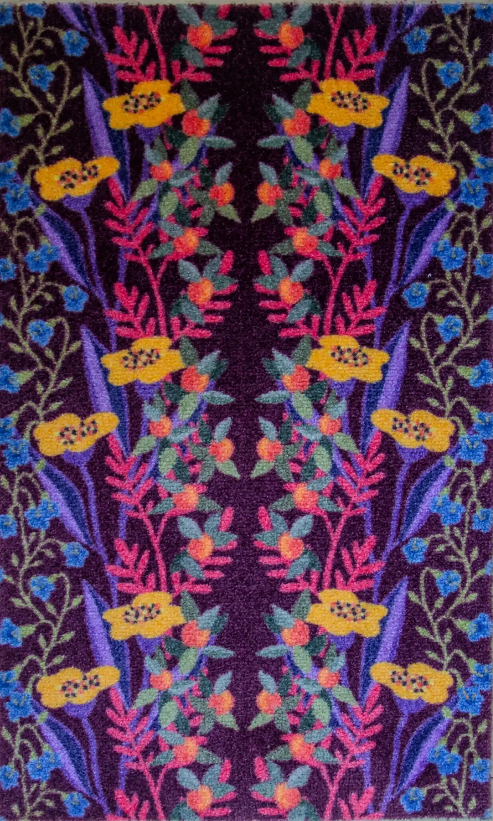 Zachte, waterabsorberende badmat van Studio LilaLine met een vrolijke bessenprint in rood, geel en blauw – het patroon toont ronde, grafische vormen die speels over het oppervlak verdeeld zijn, als een modern, kleurrijk bessenveld. De kleuren brengen warmte en energie in de badkamer, terwijl de mat heerlijk zacht aanvoelt onder de voeten.