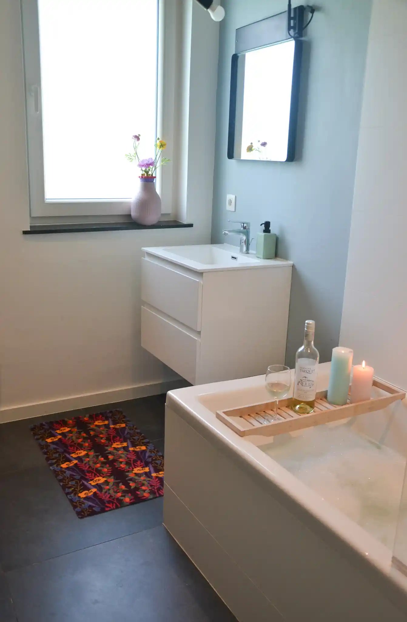 Zachte, waterabsorberende badmat van Studio LilaLine met een vrolijke bessenprint in rood, geel en blauw – het patroon toont ronde, grafische vormen die speels over het oppervlak verdeeld zijn, als een modern, kleurrijk bessenveld. De kleuren brengen warmte en energie in de badkamer, terwijl de mat heerlijk zacht aanvoelt onder de voeten.