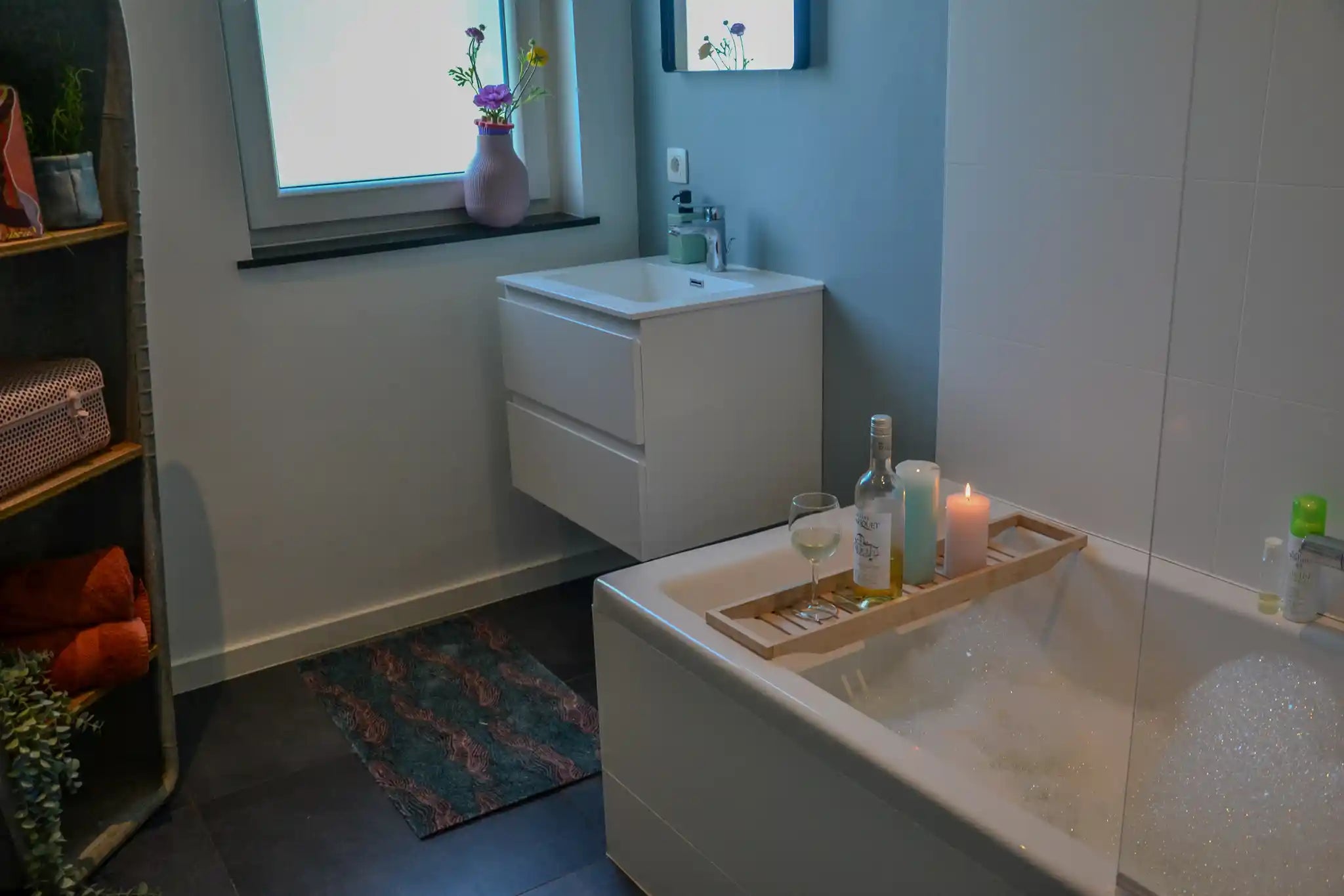 Zachte, waterabsorberende badmat van Studio LilaLine met een golvend patroon in roze en petrol – het ontwerp bestaat uit vloeiende lijnen die elkaar afwisselen als een rustige zeebeweging. De combinatie van frisse en warme kleuren geeft een ontspannen en toch speels gevoel. De mat voelt zacht aan en maakt je badkamer direct een stukje vrolijker.