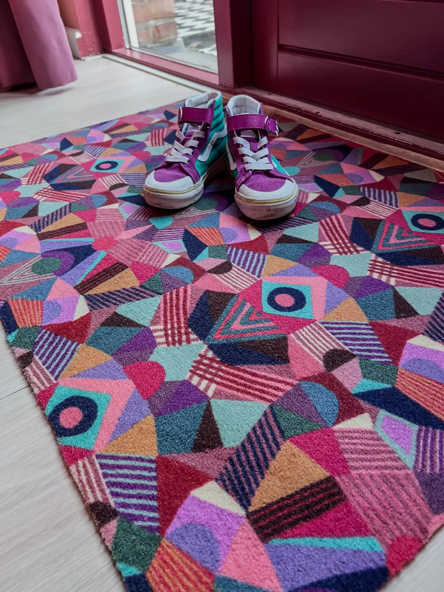 deurmat Kaleidoscope met speels caleidoscoop-patroon vol dieren en insecten van Studio LilaLine