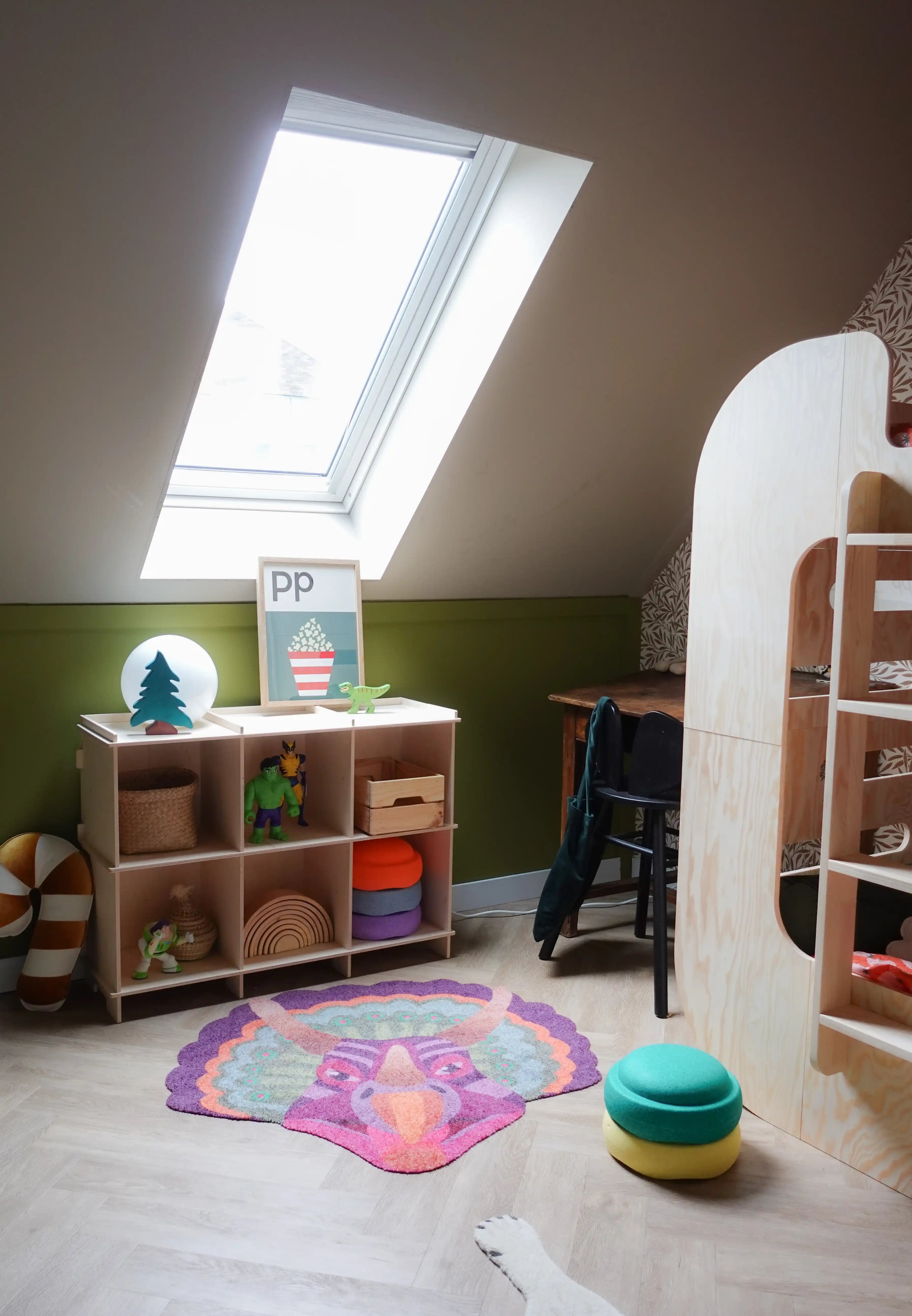 Zacht uitgesneden dierenkleed in de vorm van een triceratopshoofd van Studio LilaLine – het kleed toont de herkenbare kop van de dino met drie hoorns en een waaiervormig schild, in krachtige paarse en groene tinten. De vormen zijn robuust maar afgerond, met een stoere uitstraling die perfect past in een avontuurlijke kinderkamer. Zacht en comfortabel om op te spelen of te chillen.