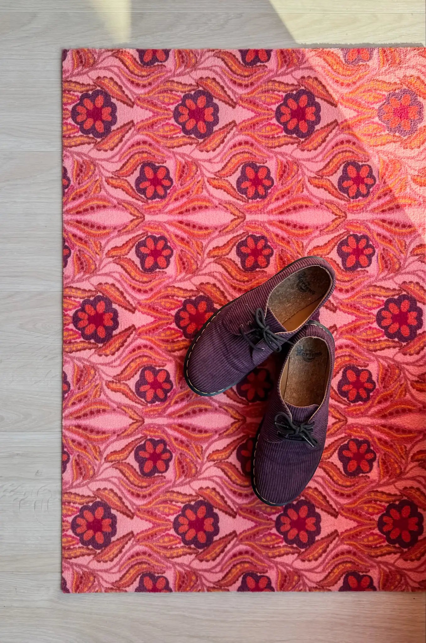 Op maat gemaakte droogloopmat Lush Garden in roze met weelderig bloemenpatroon – romantische design deurmat voor binnen van Studio LilaLine