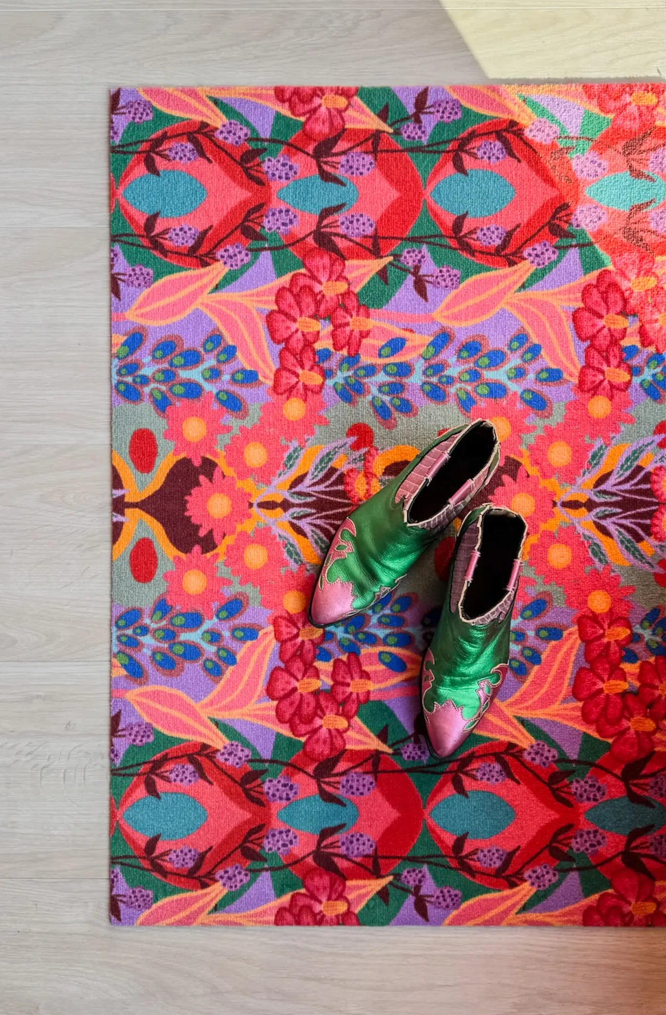 Op maat gemaakte droogloopmat Bold Retro Pink/Purple met roze, paarse, blauwe en groen retroprint – design deurmat voor binnen van Studio LilaLine