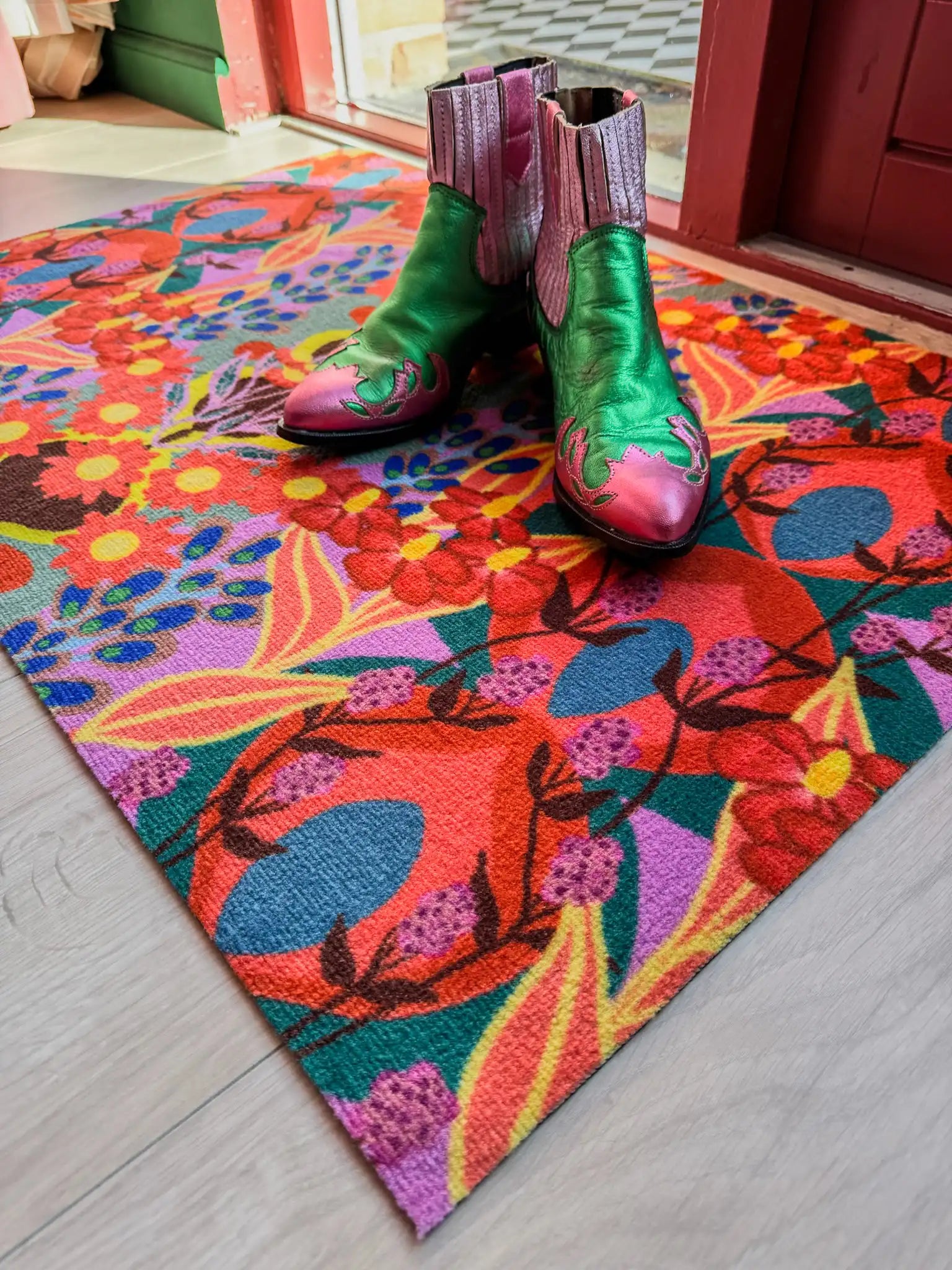 Op maat gemaakte droogloopmat Bold Retro Orange met Oranje, gele en groen retroprint – design deurmat voor binnen van Studio LilaLine