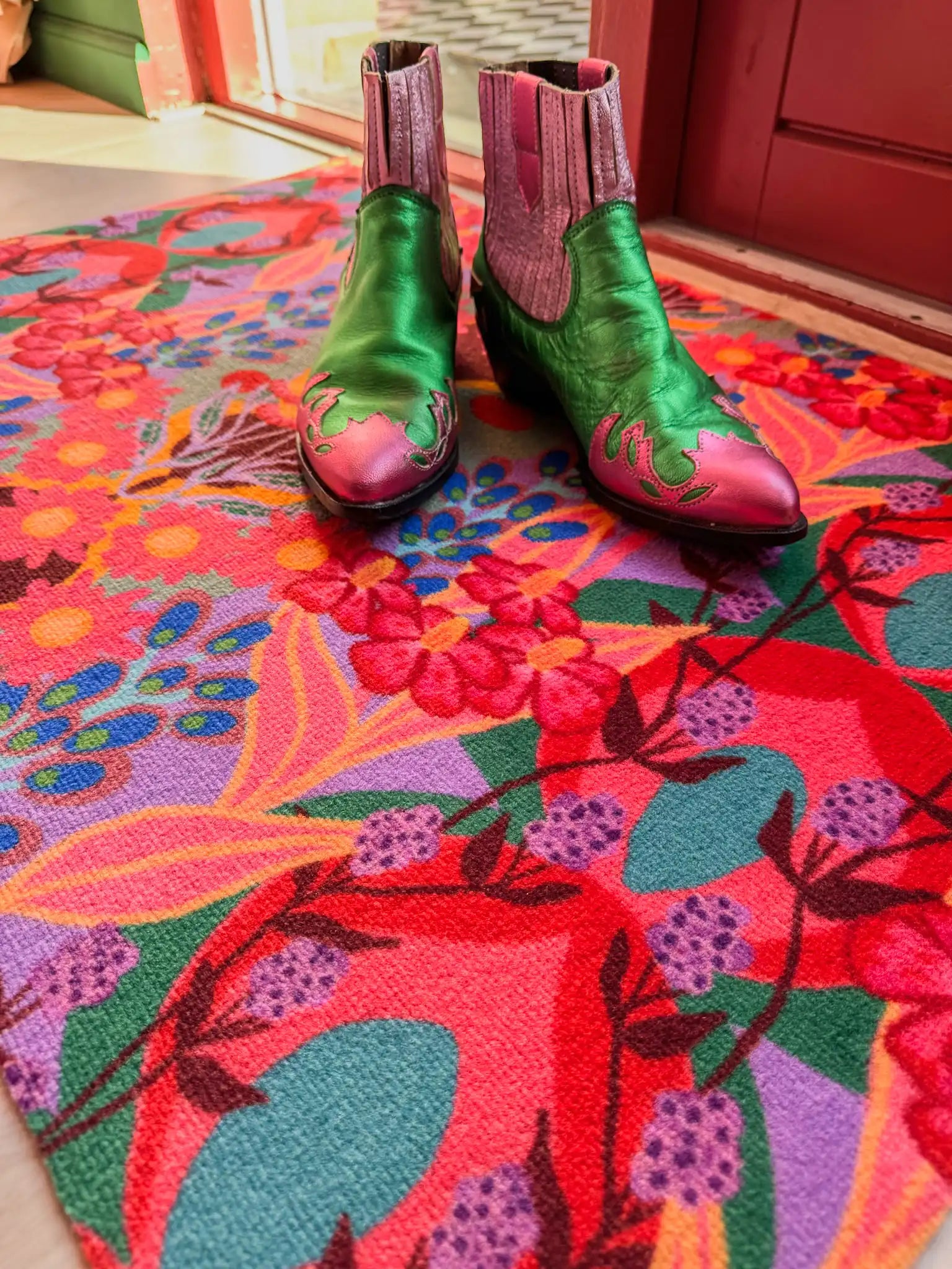 Op maat gemaakte droogloopmat Bold Retro Pink/Purple met roze, paarse, blauwe en groen retroprint – design deurmat voor binnen van Studio LilaLin