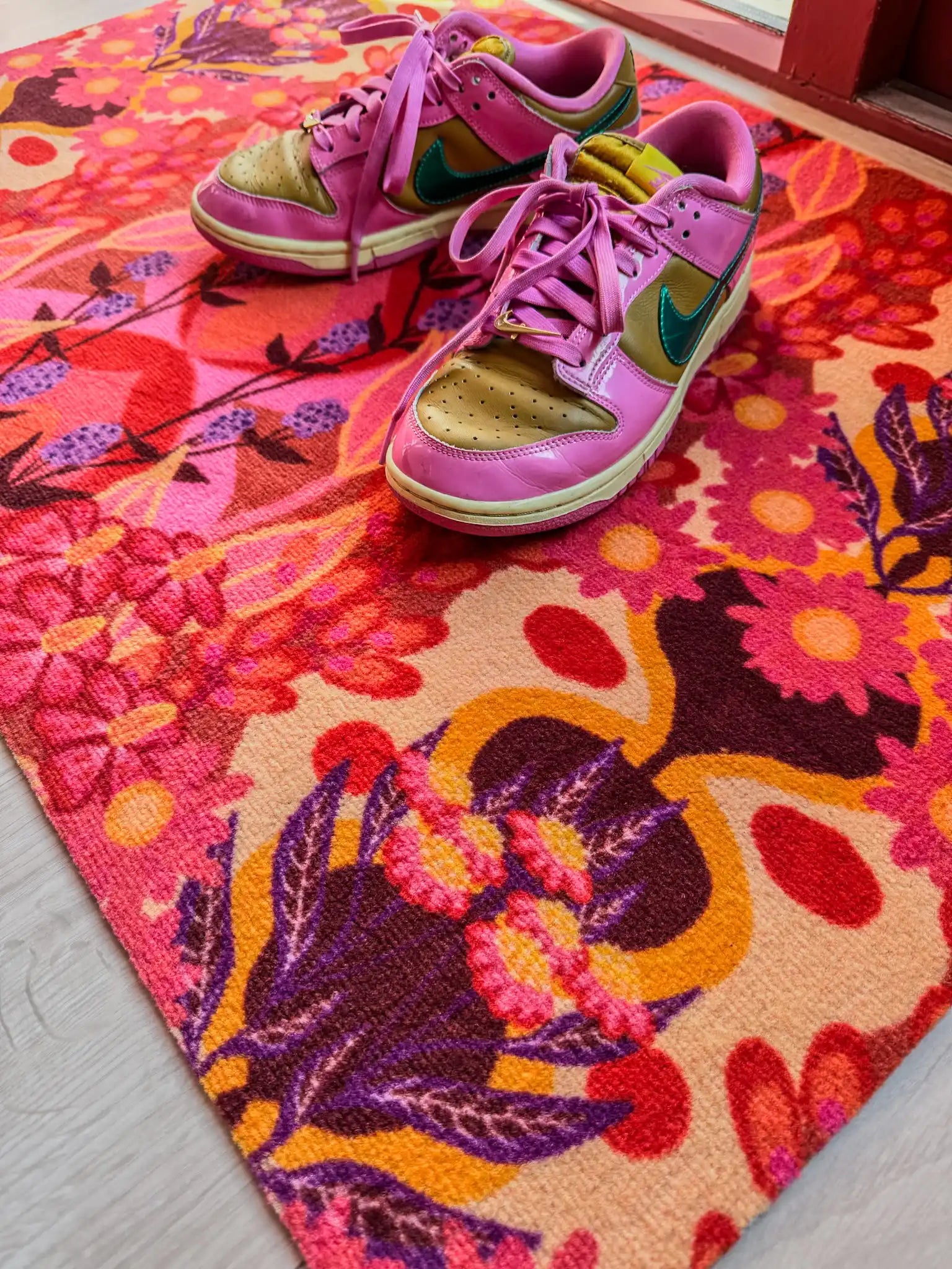 Op maat gemaakte droogloopmat Bold Retro Pink met roze retroprint – design deurmat voor binnen van Studio LilaLine