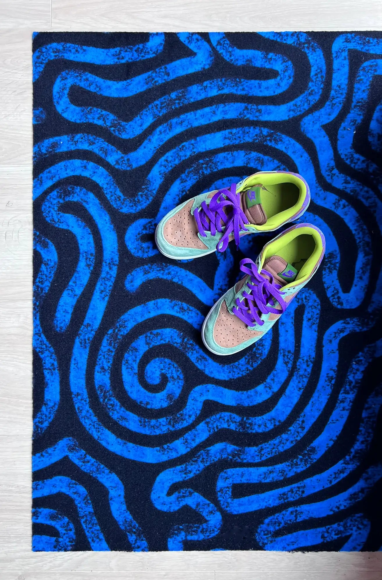 Op maat gemaakte droogloopmat Brain Error in blauw met grafisch lijnenspel – design deurmat voor binnen van Studio LilaLine