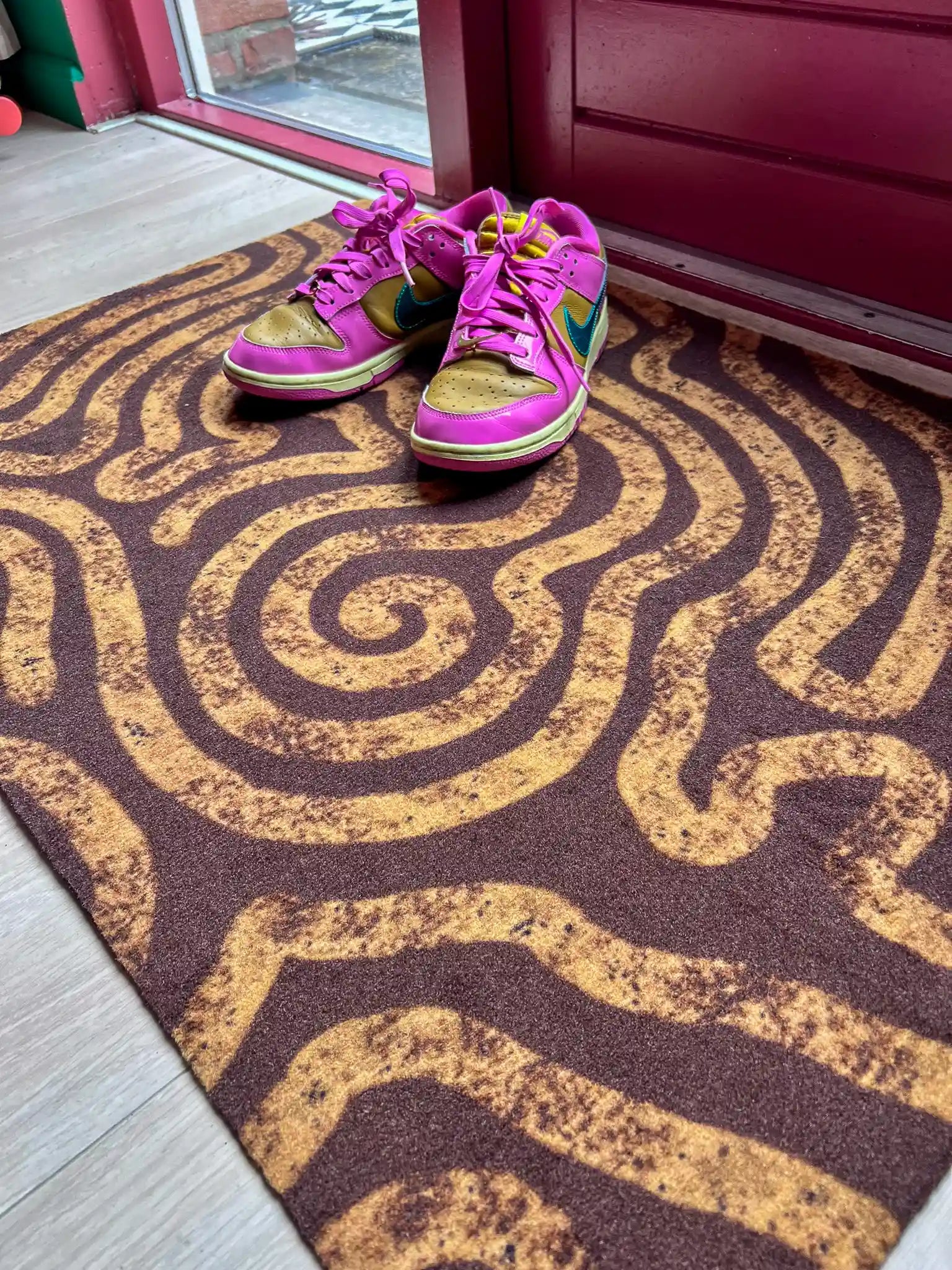 Op maat gemaakte droogloopmat Brain Error in okergeel met kronkelend patroon – kleurrijke design deurmat voor binnen van Studio LilaLine