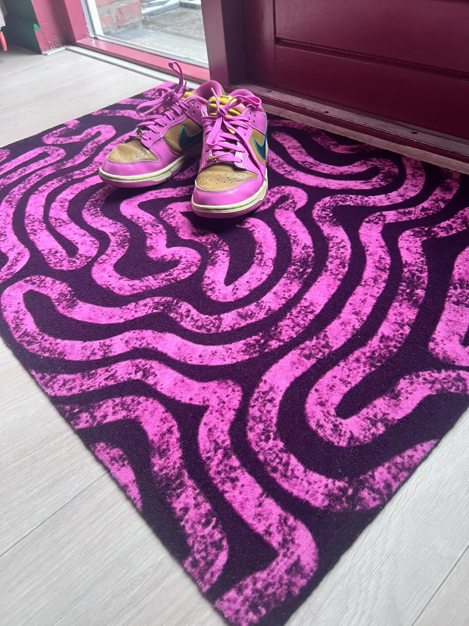 Op maat gemaakte droogloopmat Brain Error in oudroze met abstract kronkelend patroon – unieke design deurmat voor binnen van Studio LilaLine