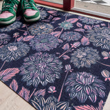 Droogloopmat met dahlia’s in roze en blauwtinten op een diep donkerblauwe basis. Een gelaagde, winterse bloemenprint met een dromerige uitstraling.