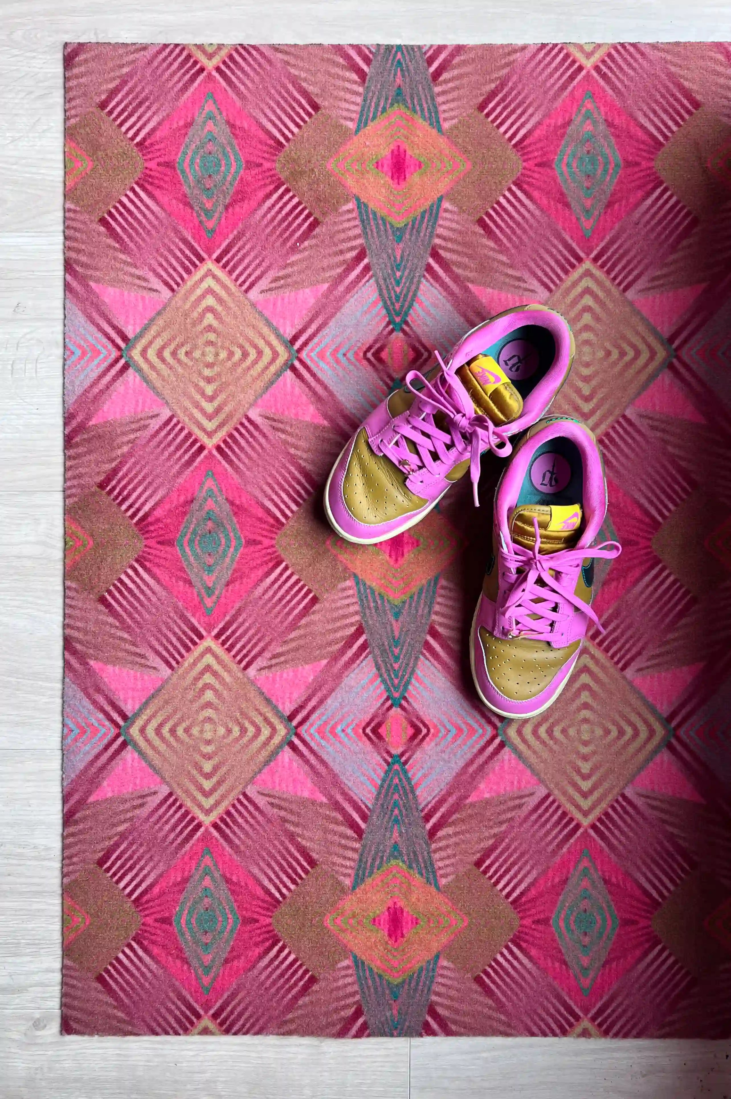 Op maat gemaakte droogloopmat Diamond in funky roze met speels diamantdesign – kleurrijke design deurmat voor binnen van Studio LilaLine