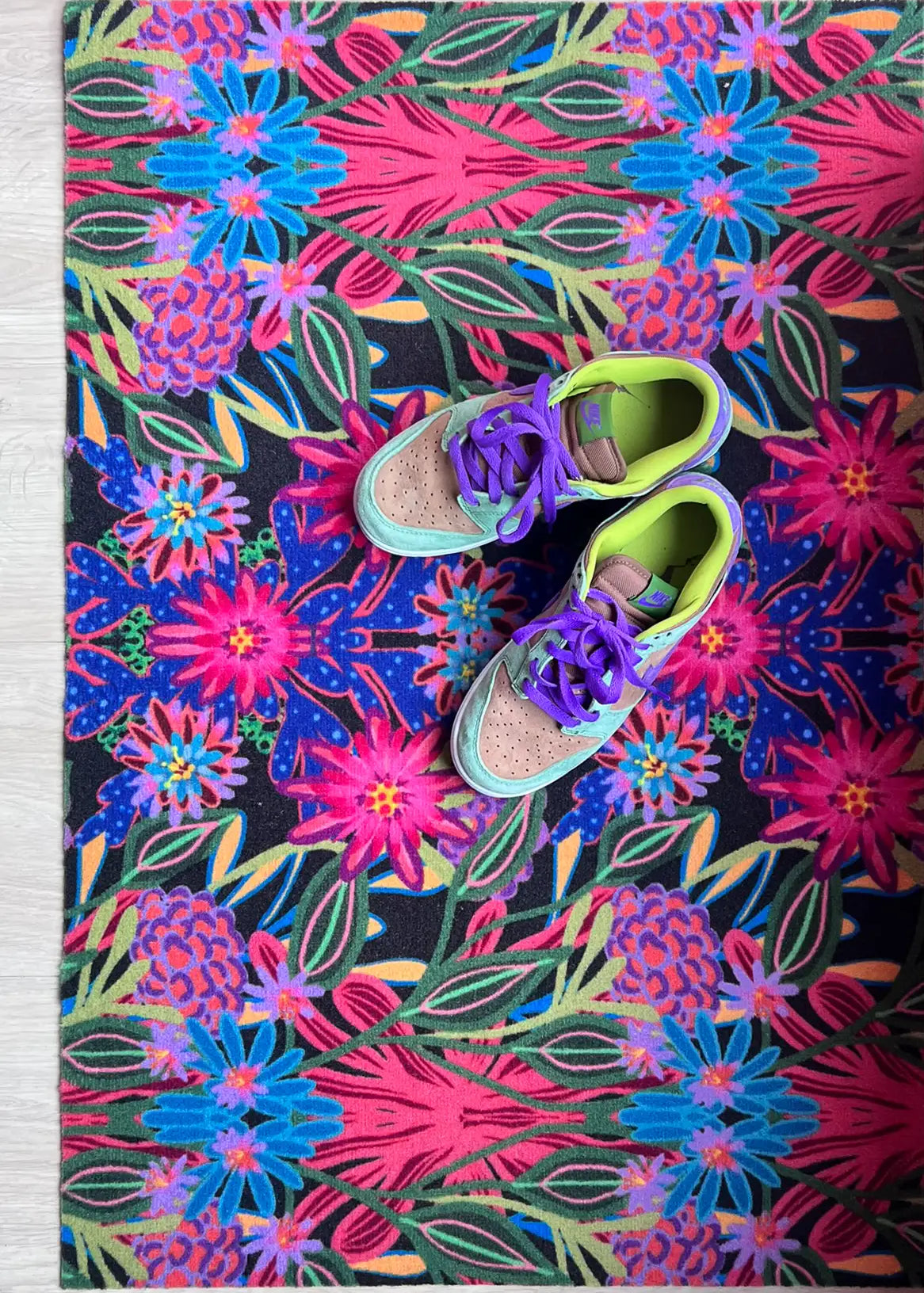 Op maat gemaakte droogloopmat Flamboyant Fiesta met flamboyante bloemenprint in roze, blauw en groen – feestelijke design deurmat voor binnen van Studio LilaLine