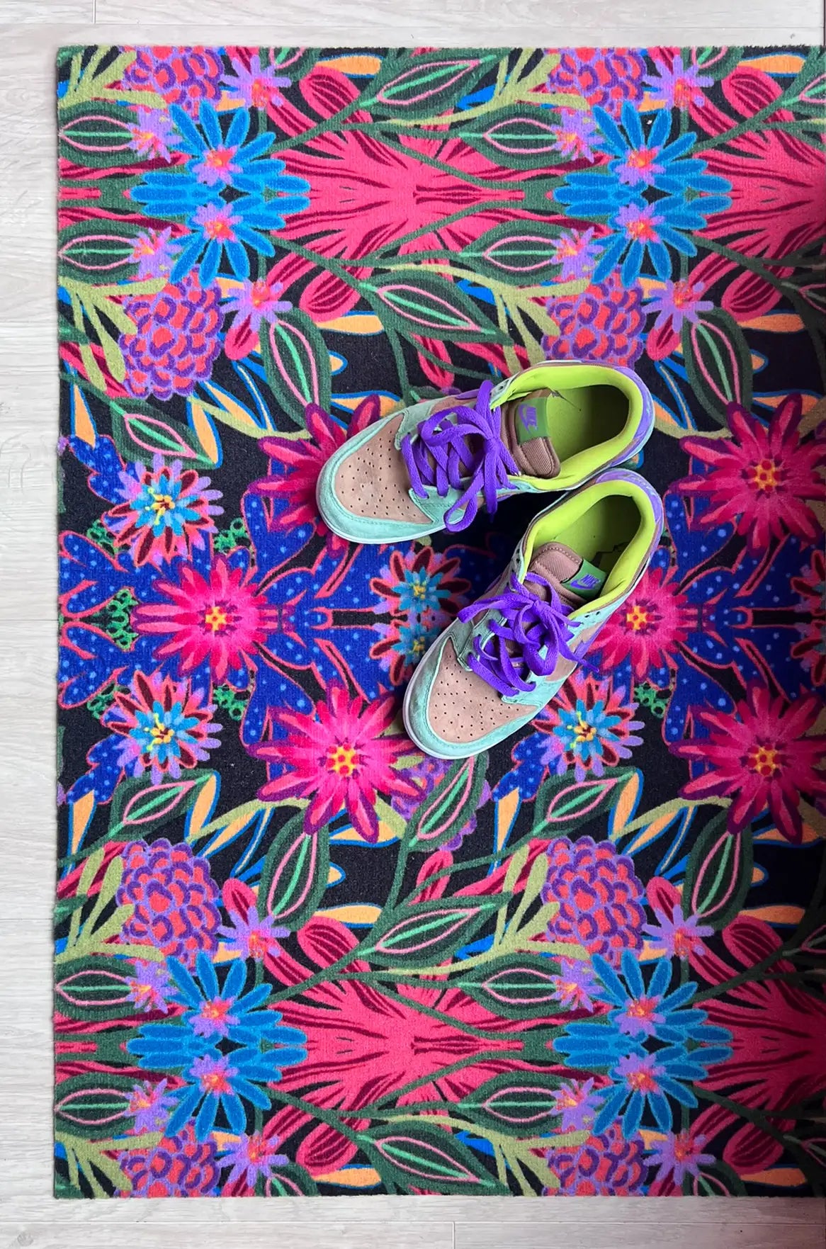 Op maat gemaakte droogloopmat Flamboyant Fiesta met flamboyante bloemenprint in roze, blauw en groen – feestelijke design deurmat voor binnen van Studio LilaLine