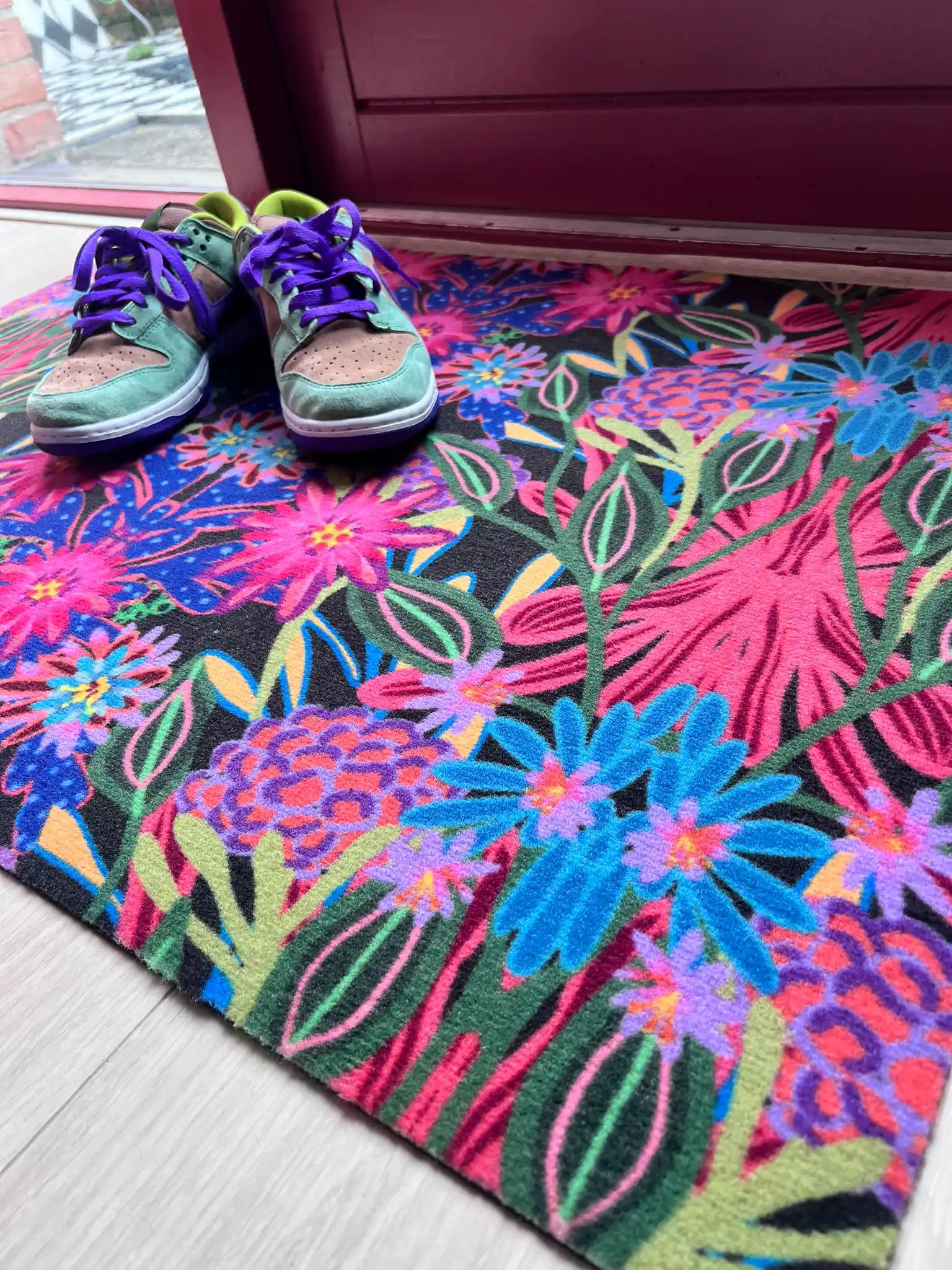 Op maat gemaakte droogloopmat Flamboyant Fiesta met flamboyante bloemenprint in roze, blauw en groen – feestelijke design deurmat voor binnen van Studio LilaLine