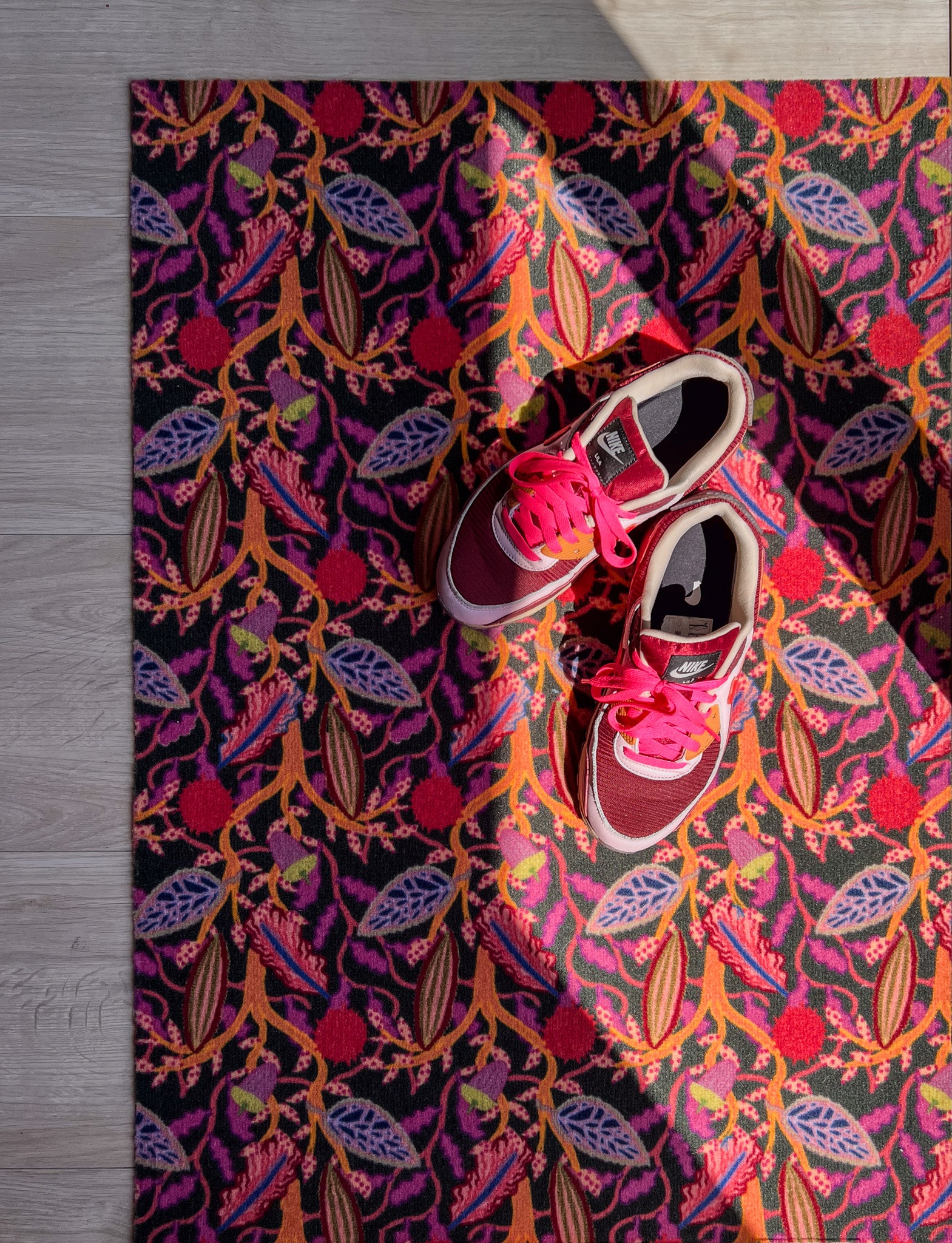 Droogloopmat en deurmat van Studio LilaLine met een speelse herfstprint in paars, oranje en blauw – het ontwerp toont abstracte bladeren, eikels en kastanjes in vrolijke kleuren die doen denken aan een funky boswandeling. De mat is slijtvast en neemt goed vocht op, en geeft je entree een warme, kleurrijke herfstvibe. Perfect voor binnen of een beschut buitentje.