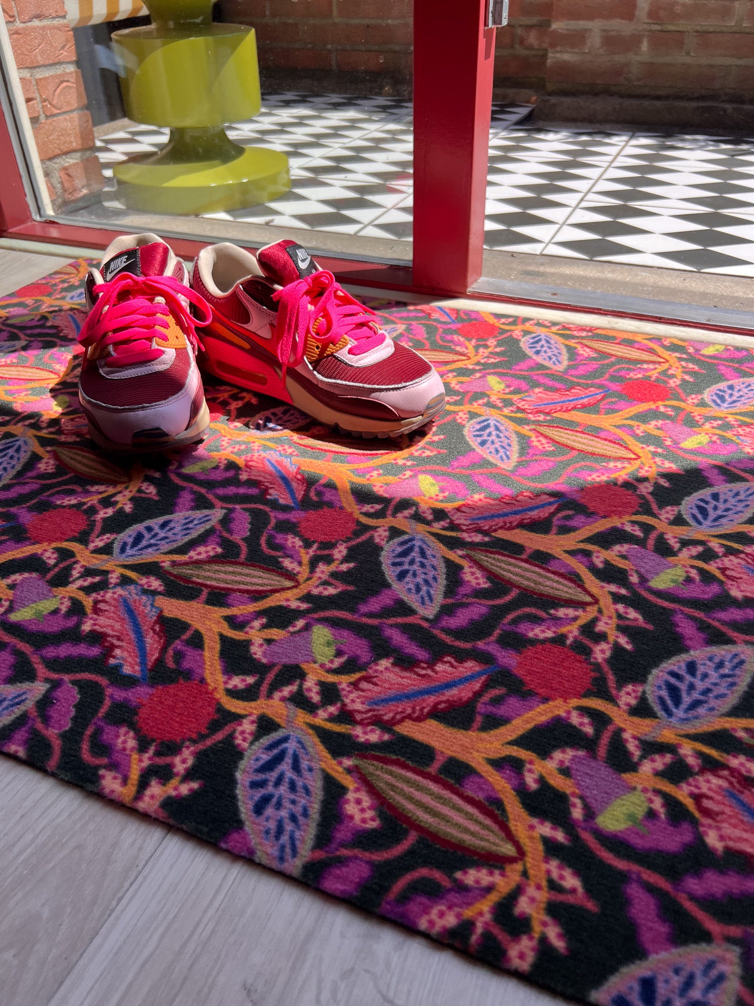 Droogloopmat en deurmat van Studio LilaLine met een speelse herfstprint in paars, oranje en blauw – het ontwerp toont abstracte bladeren, eikels en kastanjes in vrolijke kleuren die doen denken aan een funky boswandeling. De mat is slijtvast en neemt goed vocht op, en geeft je entree een warme, kleurrijke herfstvibe. Perfect voor binnen of een beschut buitentje.