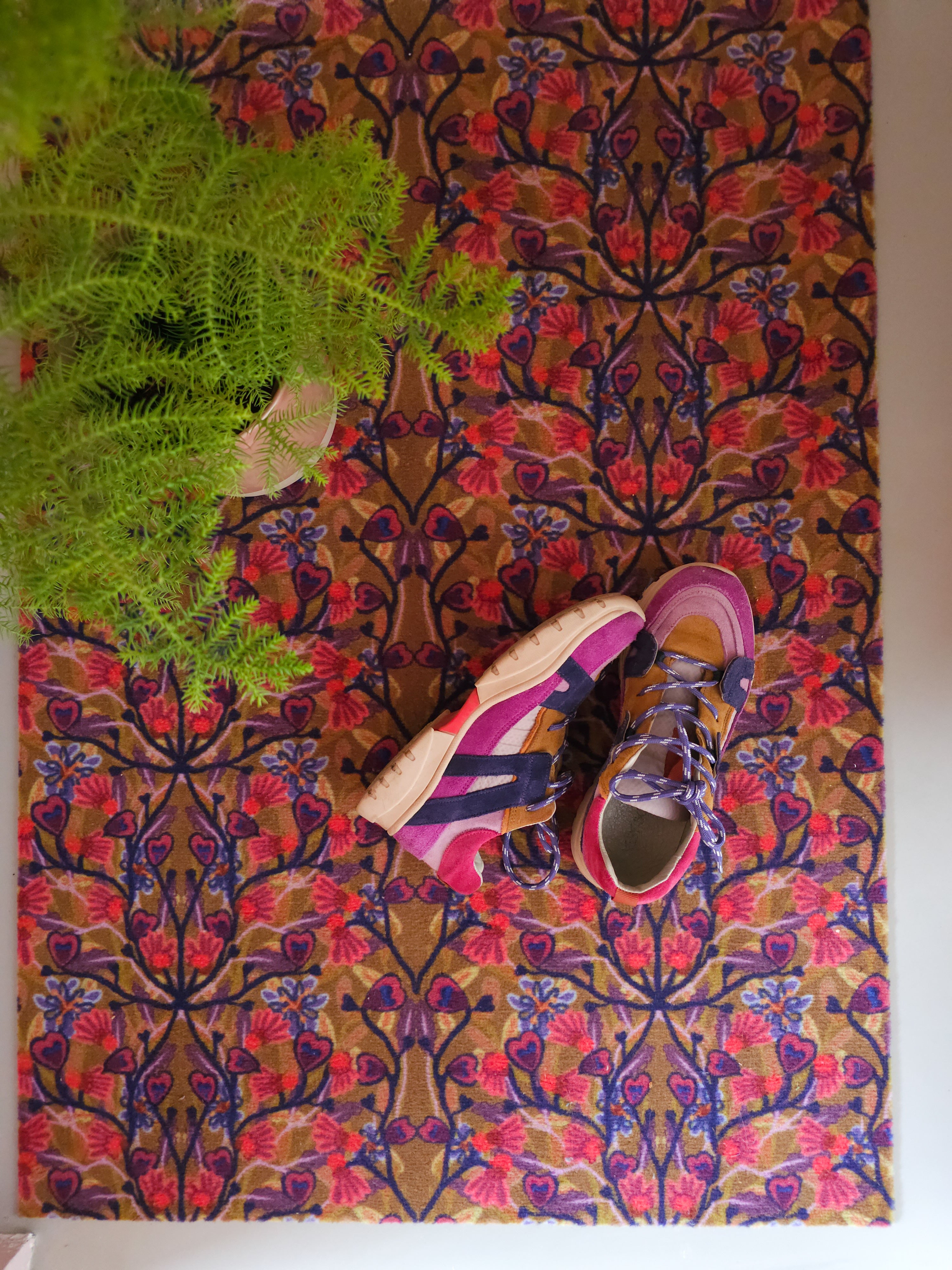 Op maat gemaakte droogloopmat Funky Town met grafisch patroon in sepia, roze en blauw – retro design deurmat voor binnen van Studio LilaLine