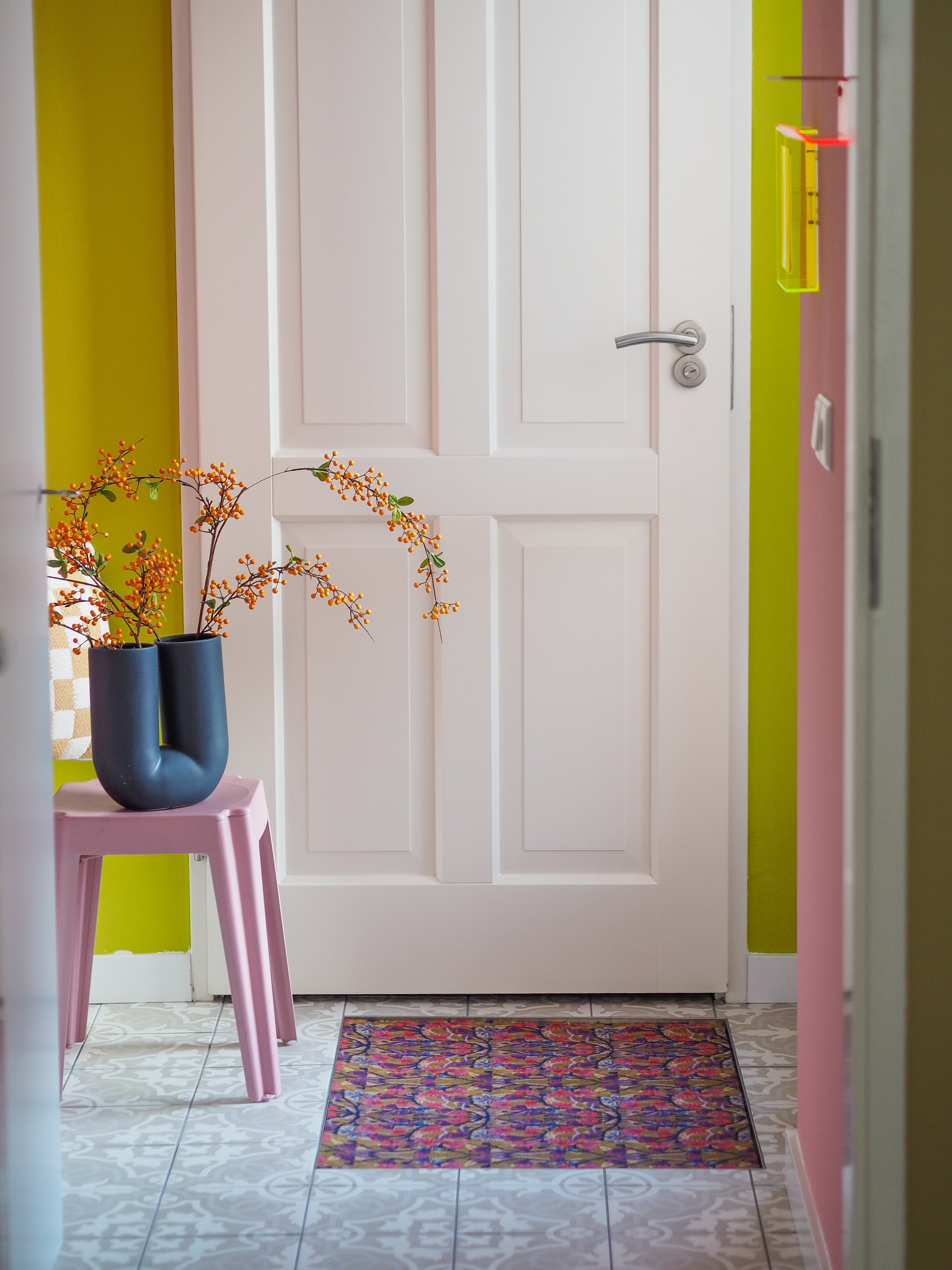 Op maat gemaakte droogloopmat Funky Town met grafisch patroon in sepia, roze en blauw – retro design deurmat voor binnen van Studio LilaLine