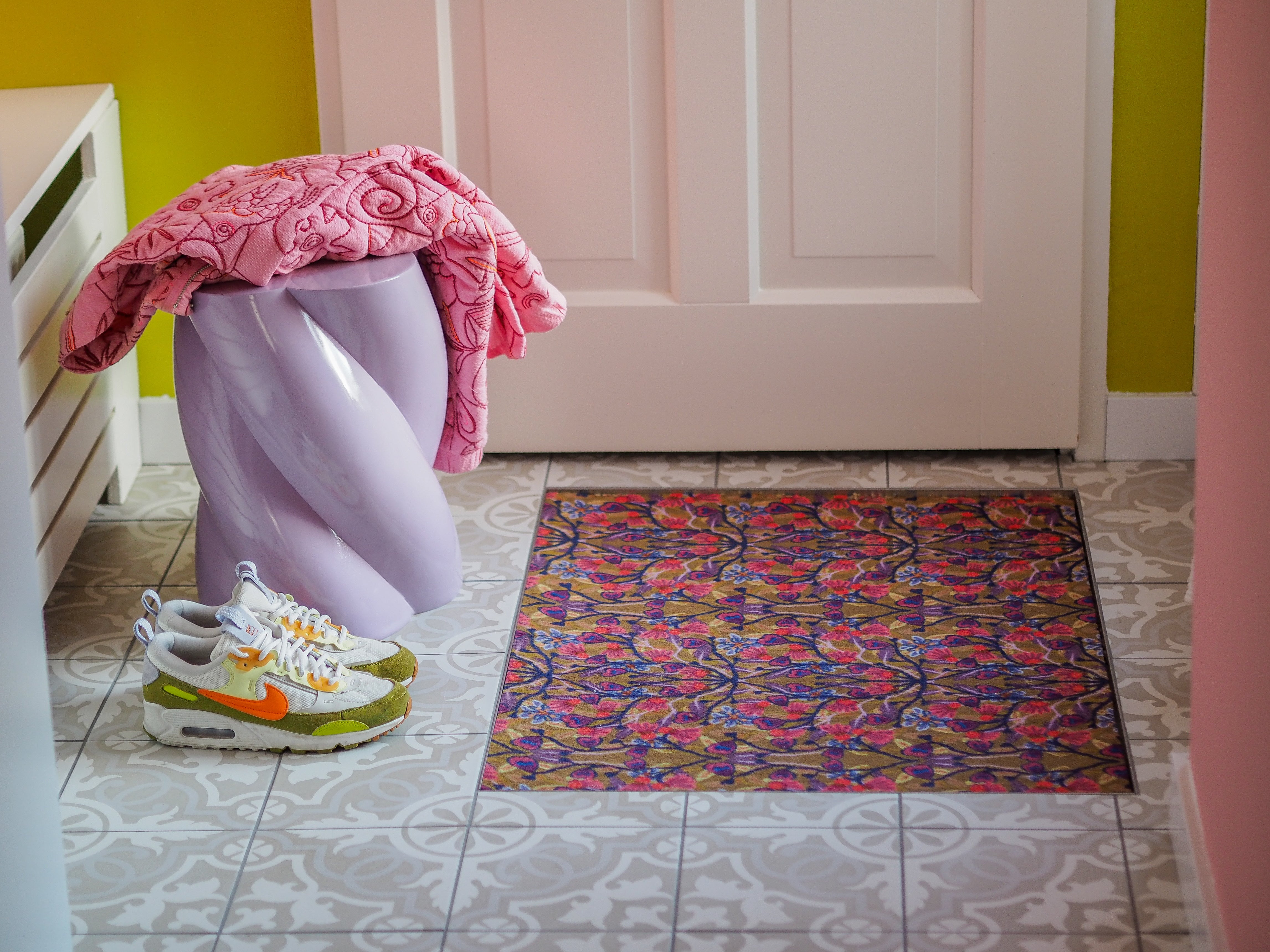 Op maat gemaakte droogloopmat Funky Town met grafisch patroon in sepia, roze en blauw – retro design deurmat voor binnen van Studio LilaLine