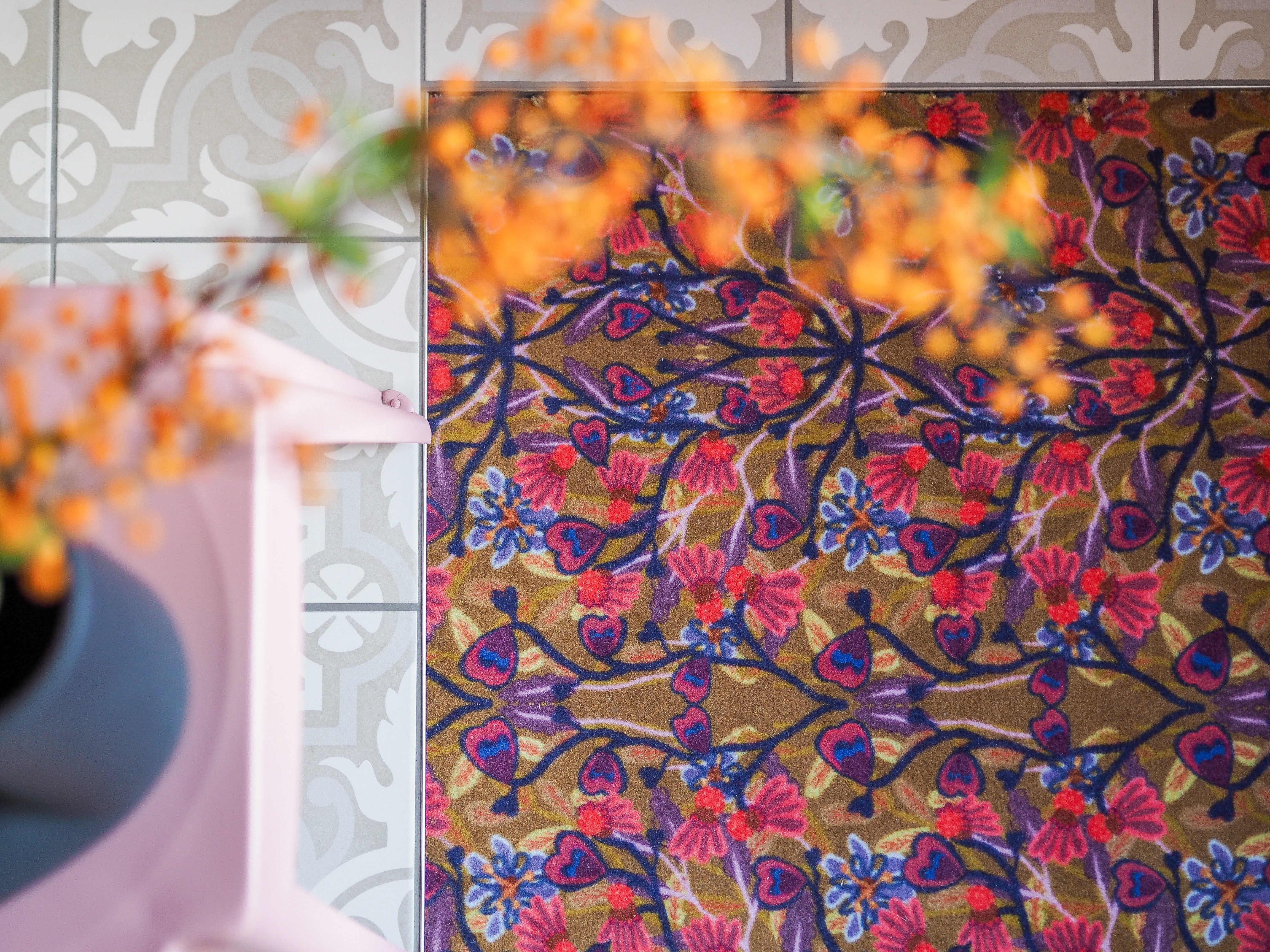 Op maat gemaakte droogloopmat Funky Town met grafisch patroon in sepia, roze en blauw – retro design deurmat voor binnen van Studio LilaLine