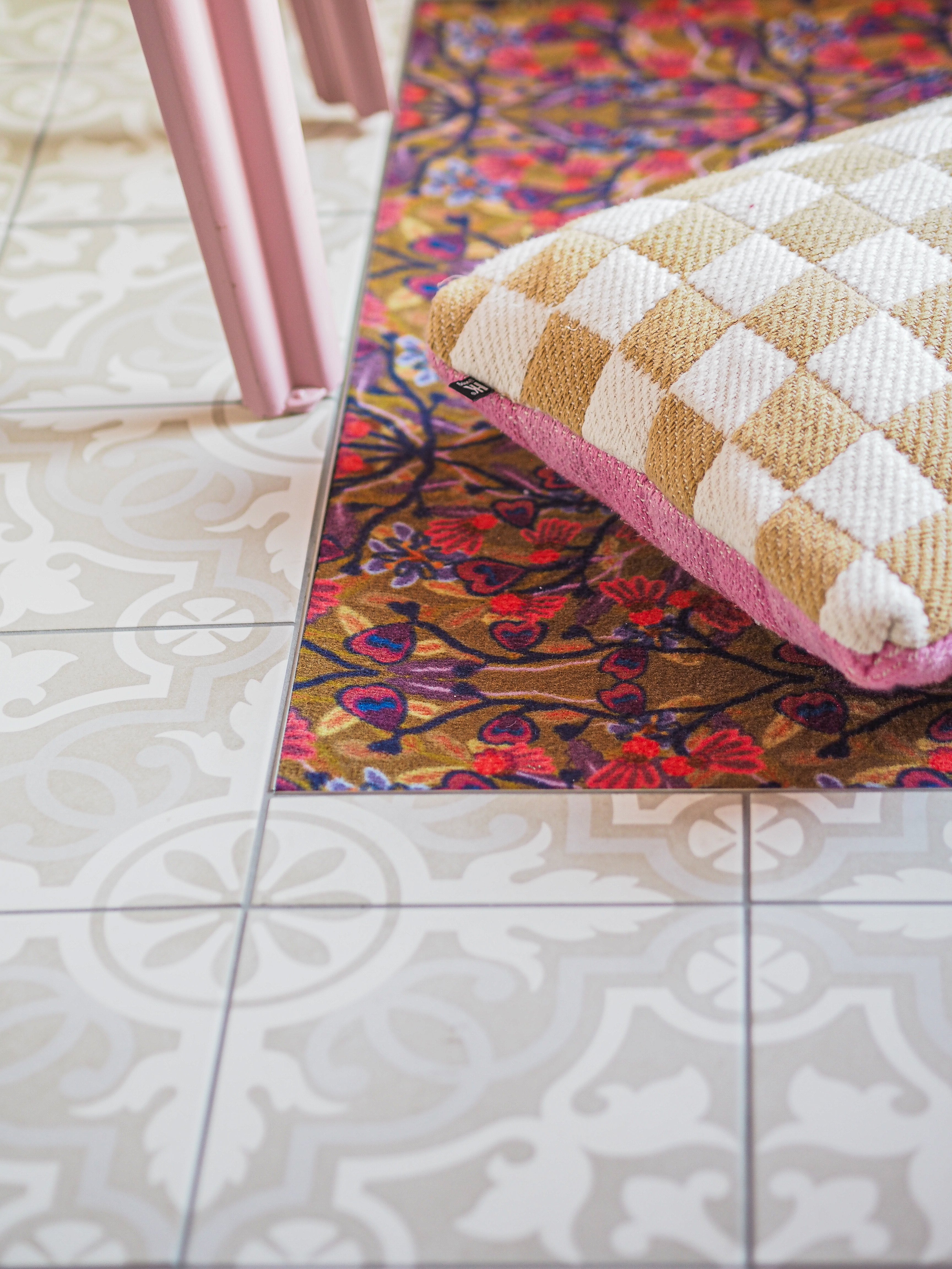 Op maat gemaakte droogloopmat Funky Town met grafisch patroon in sepia, roze en blauw – retro design deurmat voor binnen van Studio LilaLine