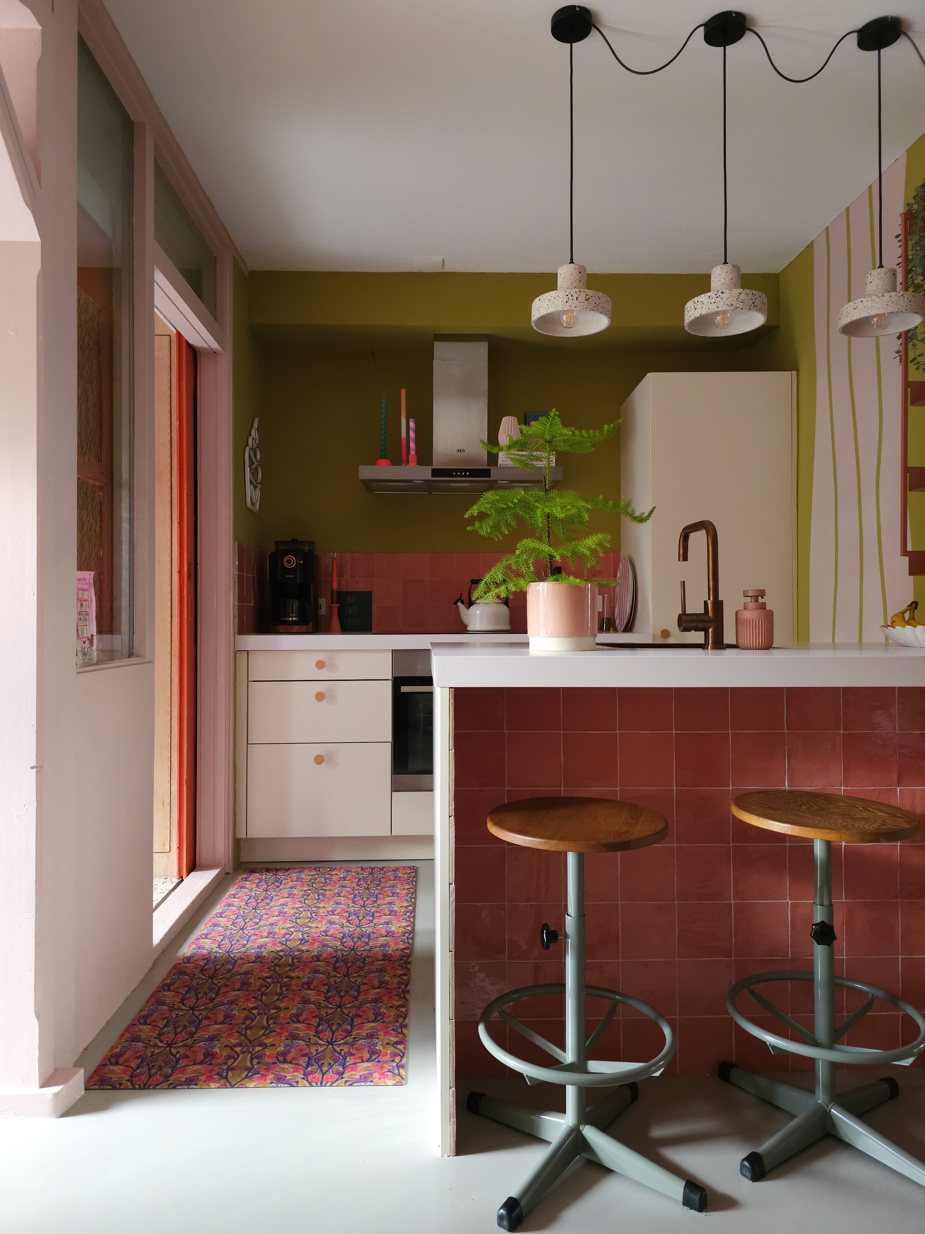 Op maat gemaakte droogloopmat Funky Town met grafisch patroon in sepia, roze en blauw – retro design deurmat voor binnen van Studio LilaLine