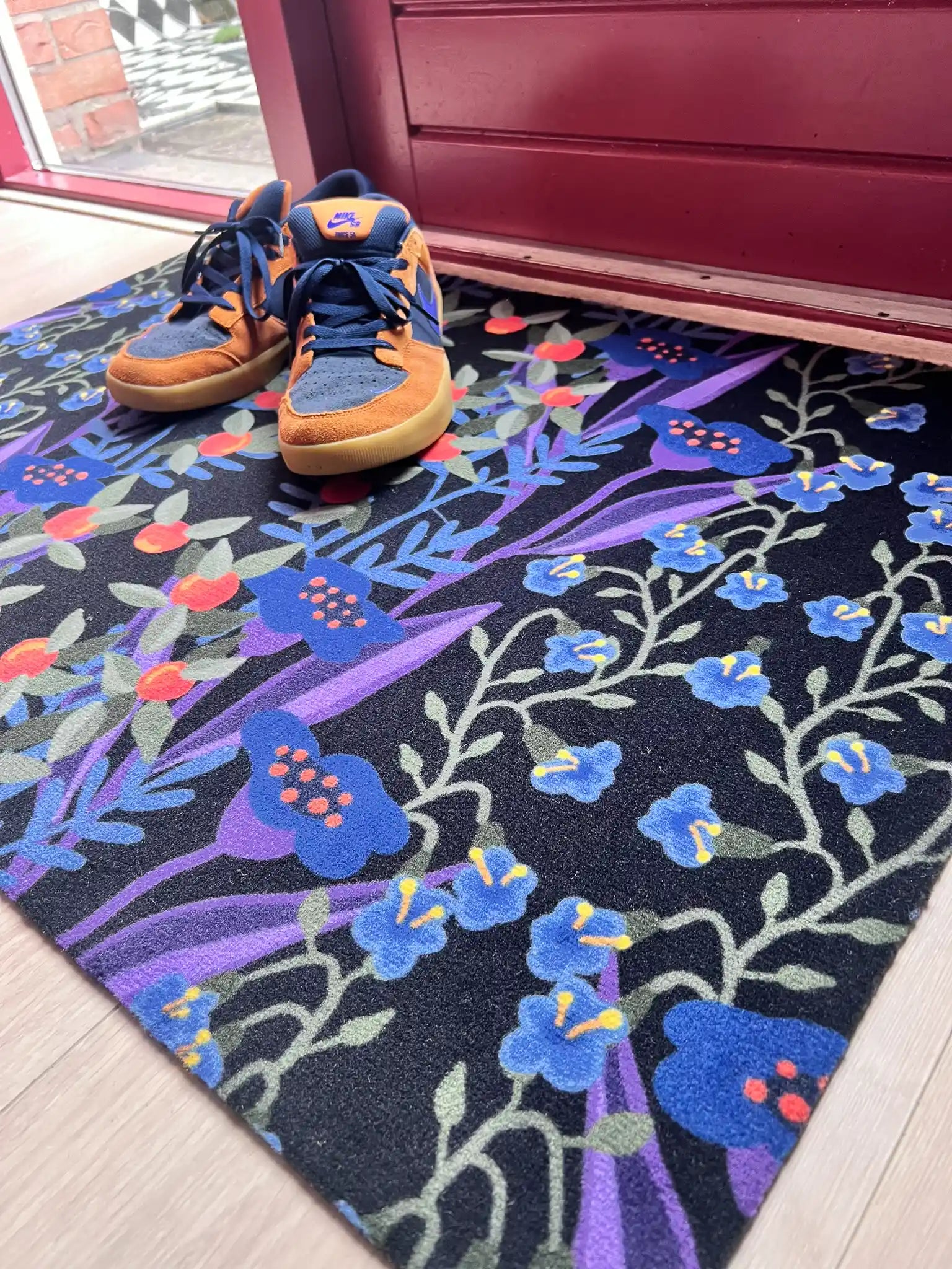 Op maat gemaakte droogloopmat Gooseberry in zwart en blauw met gestileerde bessenprint – grafische design deurmat voor binnen van Studio LilaLine