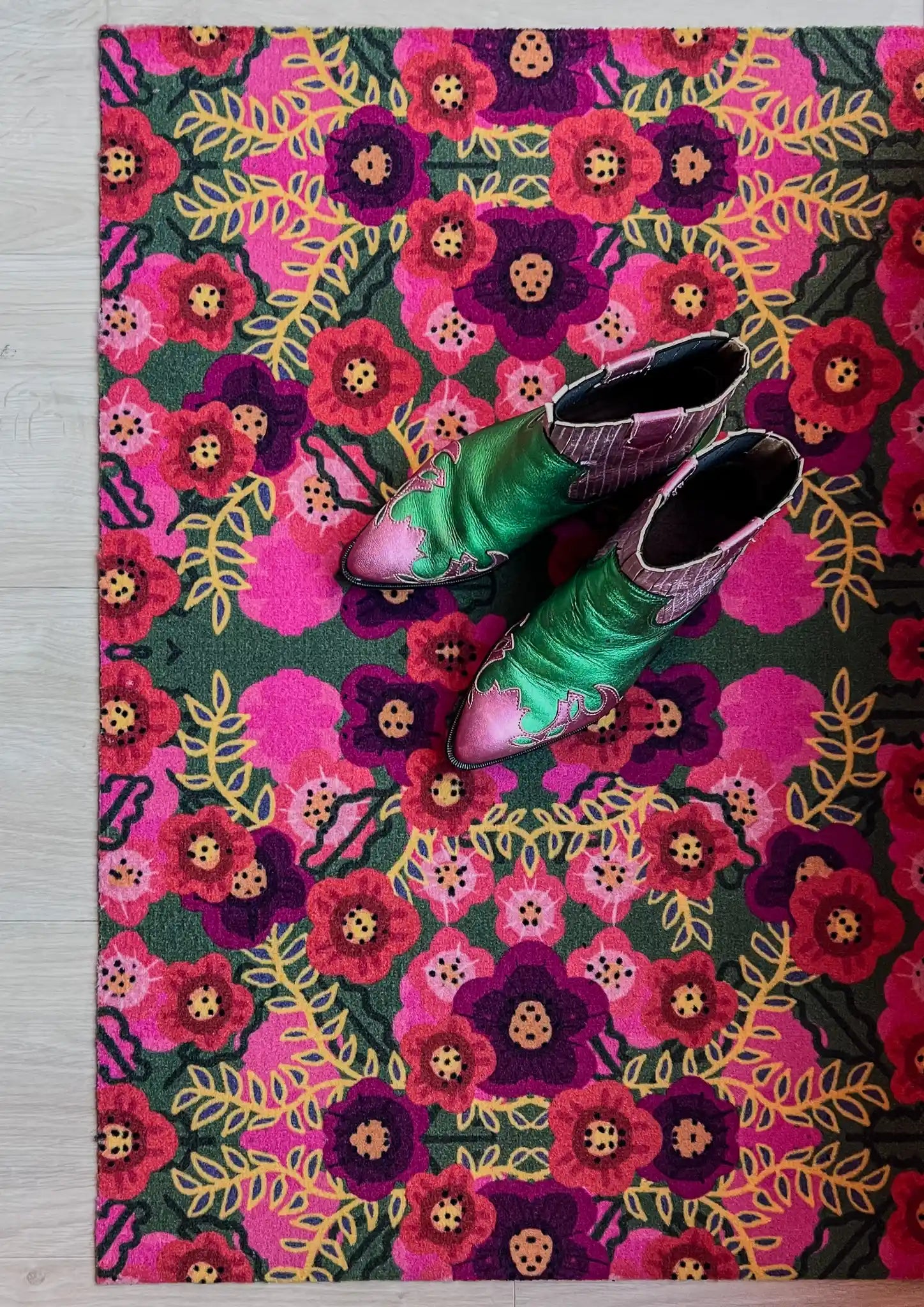 Op maat gemaakte droogloopmat Happy Flowers met bloemenprint in roze en groen – vrolijke design deurmat voor binnen van Studio LilaLine