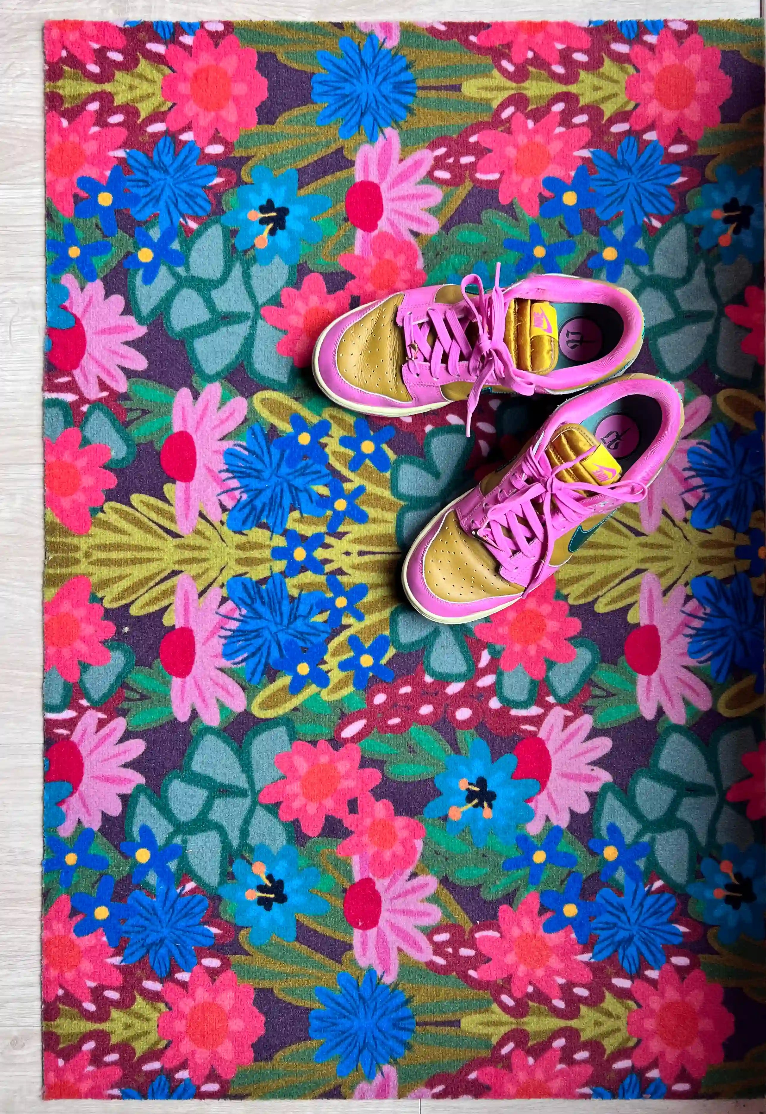 Op maat gemaakte droogloopmat Joyful Flower in groen met speelse bloemenprint – vrolijke design deurmat voor binnen van Studio LilaLine