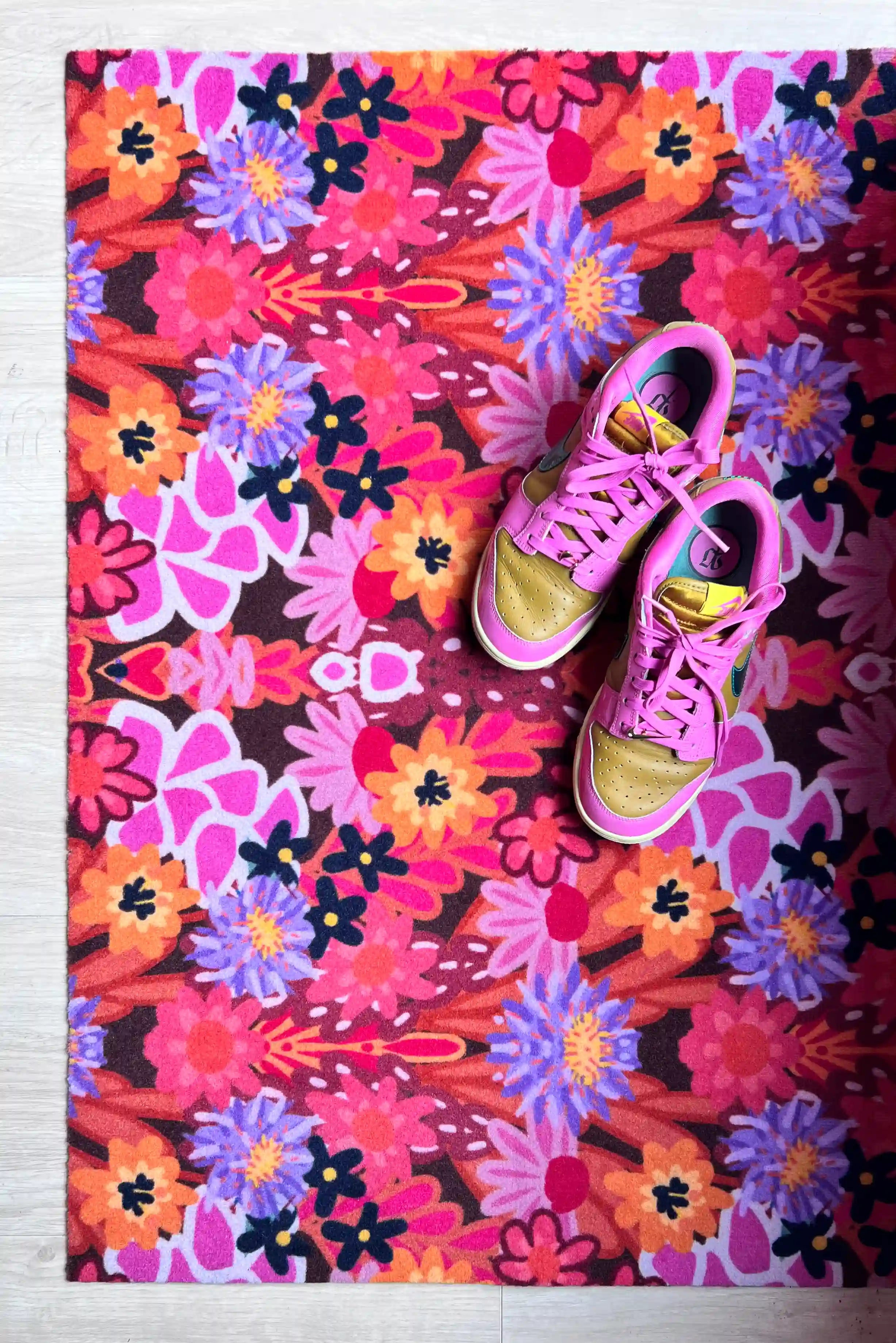 Op maat gemaakte droogloopmat Joyful Flower in roze met bloemenprint – kleurrijke design deurmat voor binnen van Studio LilaLine