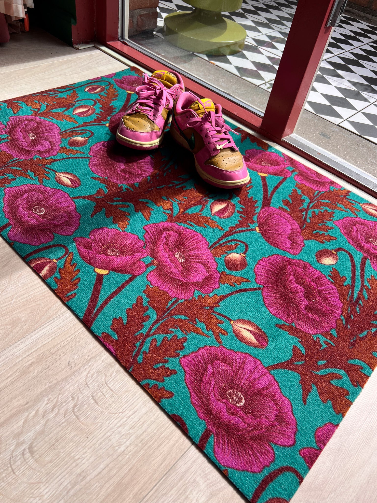 Droogloopmat met zachte lila klaprozen op een zeegroene achtergrond. Een frisse, subtiele bloemenprint die het voorjaar in huis brengt.