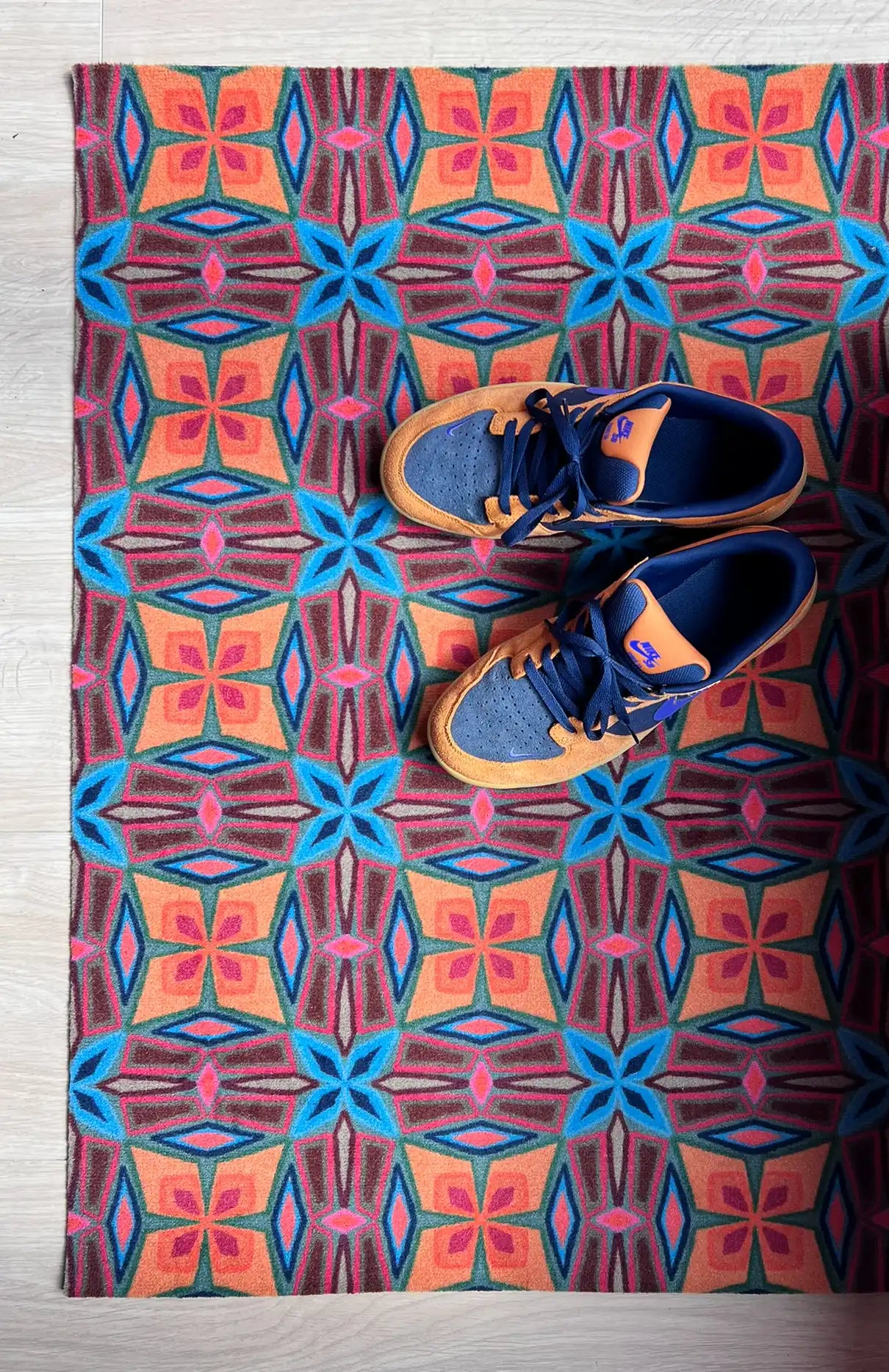 Op maat gemaakte droogloopmat Let’s Dance in the Sixties in blauw en oranje met golvende jaren 60 print – opvallende design deurmat voor binnen van Studio LilaLine