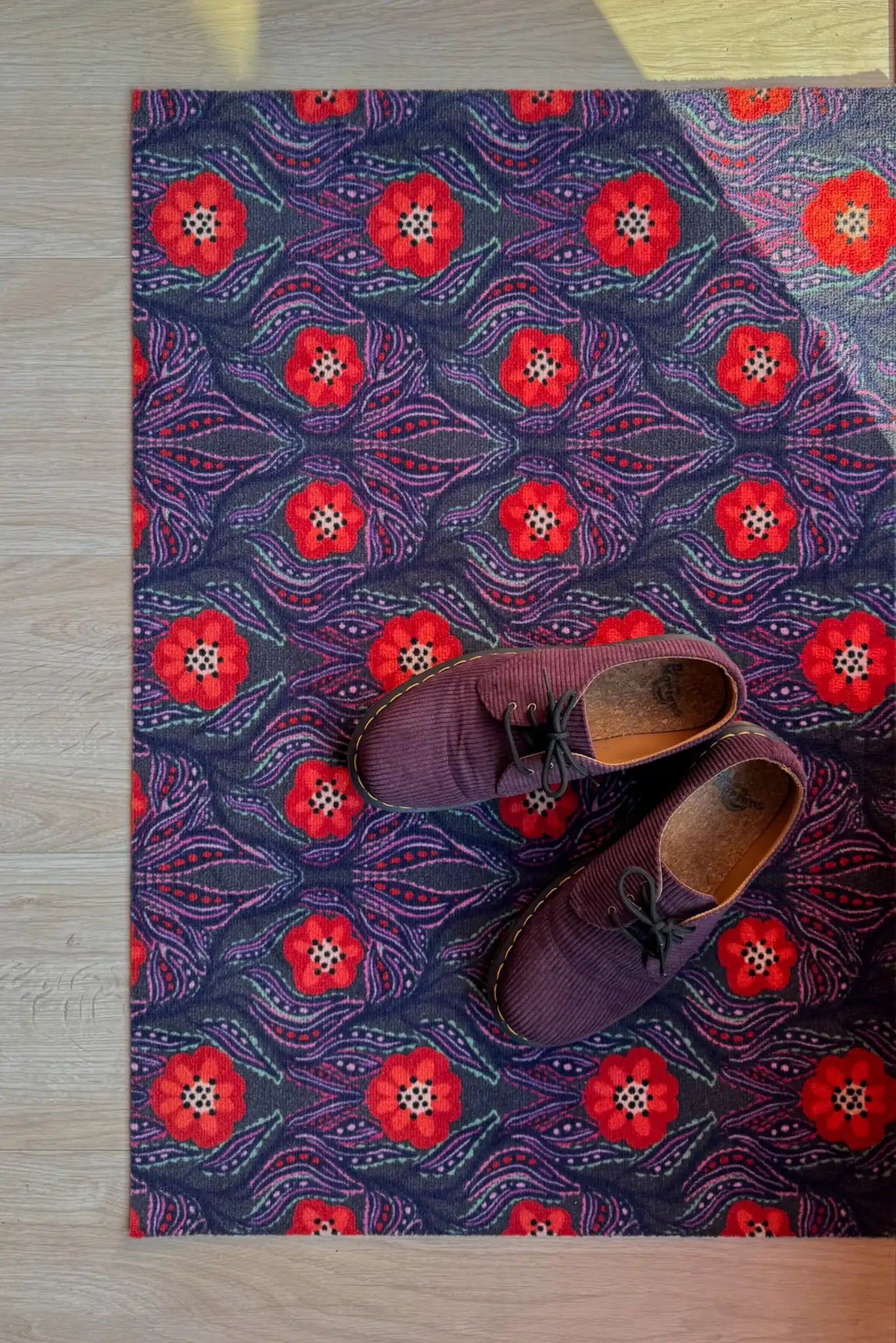 Op maat gemaakte droogloopmat Lush Garden in rood en blauw met levendige bloemenprint – kleurrijke design deurmat voor binnen van Studio LilaLine