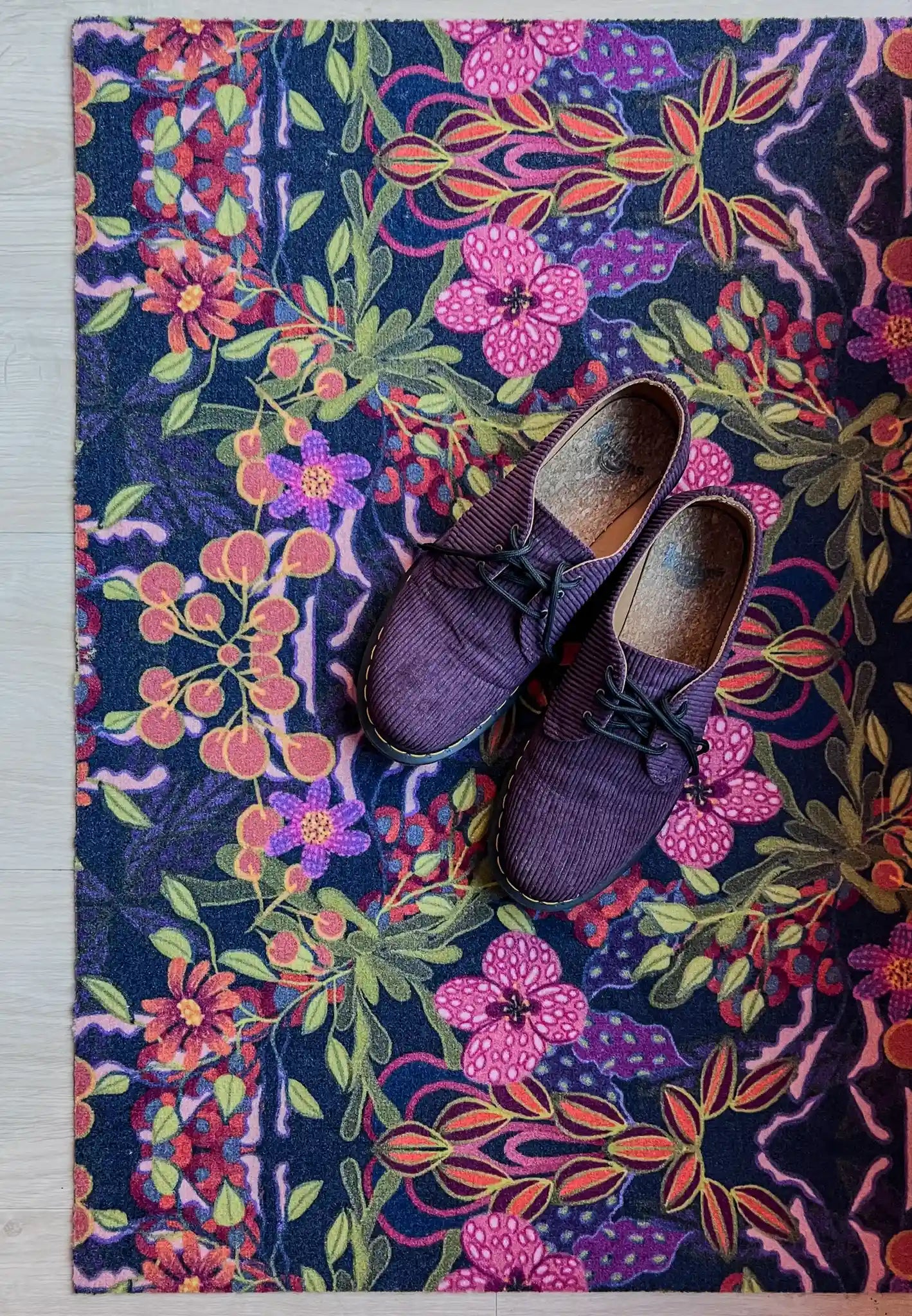 Op maat gemaakte droogloopmat Midnight Blooming met bloemenprint in roze, paars en groen – dromerige design deurmat voor binnen van Studio LilaLine