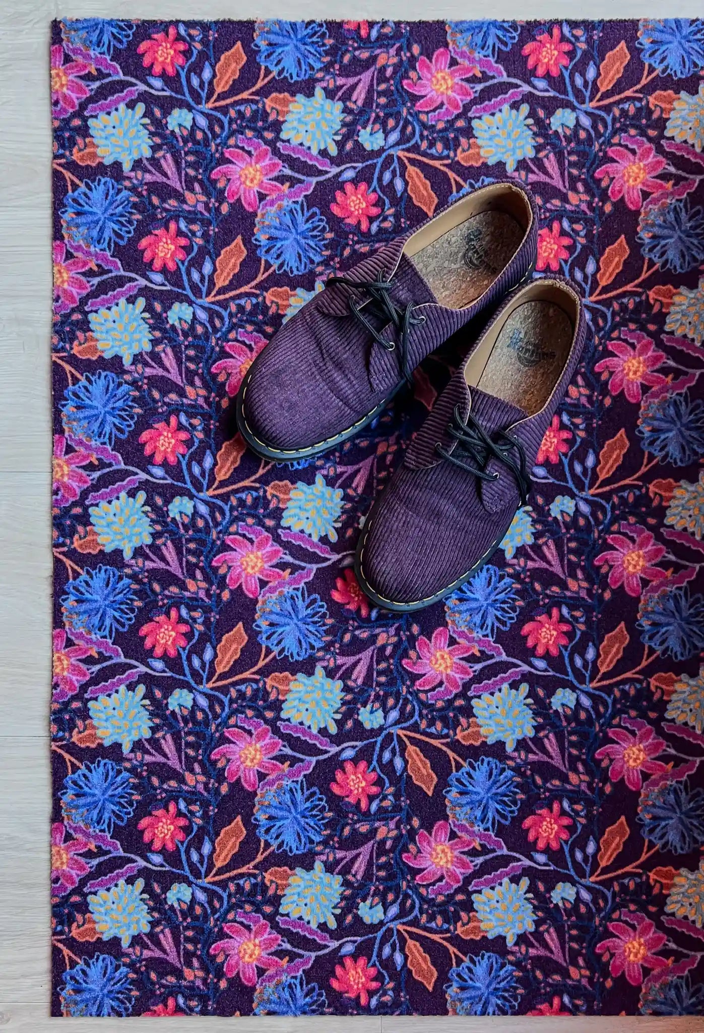 Op maat gemaakte droogloopmat Mindfull Flower met bloemenprint in blauw, paars en roze – rustgevende design deurmat voor binnen van Studio LilaLine