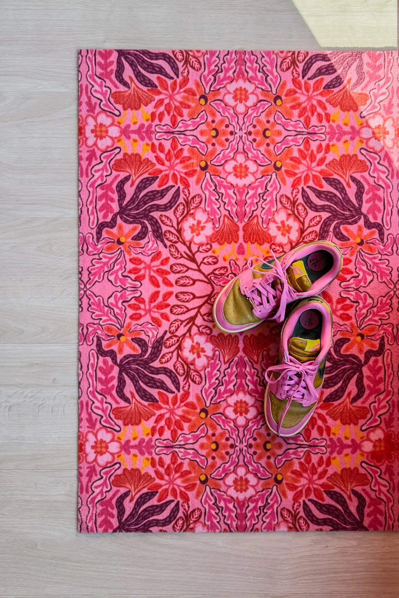 Op maat gemaakte droogloopmat Mirror Bloom in roze met spiegelend bloemenpatroon – opvallende design deurmat voor binnen van Studio LilaLine