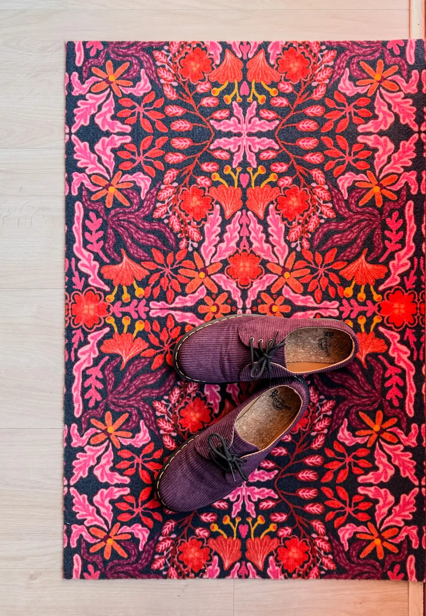 Op maat gemaakte droogloopmat Mirror Bloom in roze en paars met symmetrisch bloemenmotief – unieke design deurmat voor binnen van Studio LilaLine